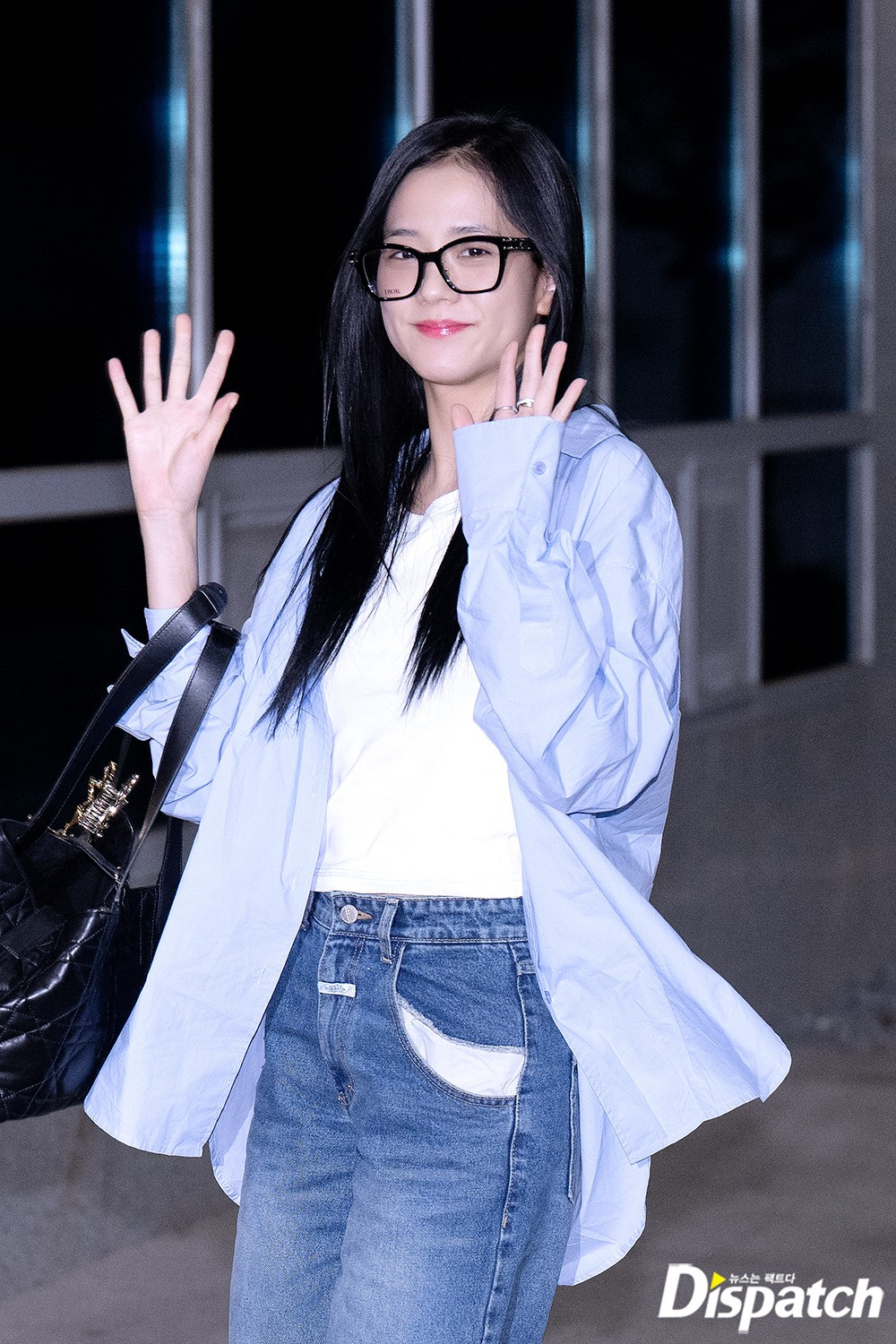 Người đẹp sinh năm 1995 mỉm cười thân thiện khi được chụp ảnh. Cô không quên vẫy tay và làm biểu tượng trái tim với các phóng viên và người hâm mộ.