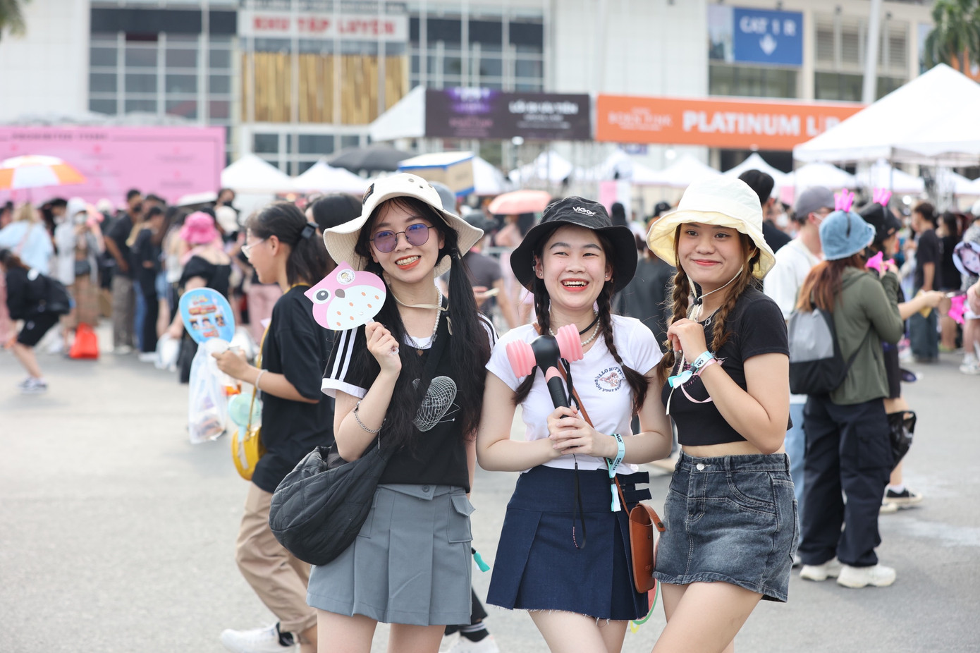 Fan nữ diện trang phục theo phong cách thần tượng, mang theo vật phẩm cổ vũ hào hứng chờ đến giờ diễn. Fan nữ diện trang phục theo phong cách thần tượng, mang theo vật phẩm cổ vũ hào hứng chờ đến giờ diễn.