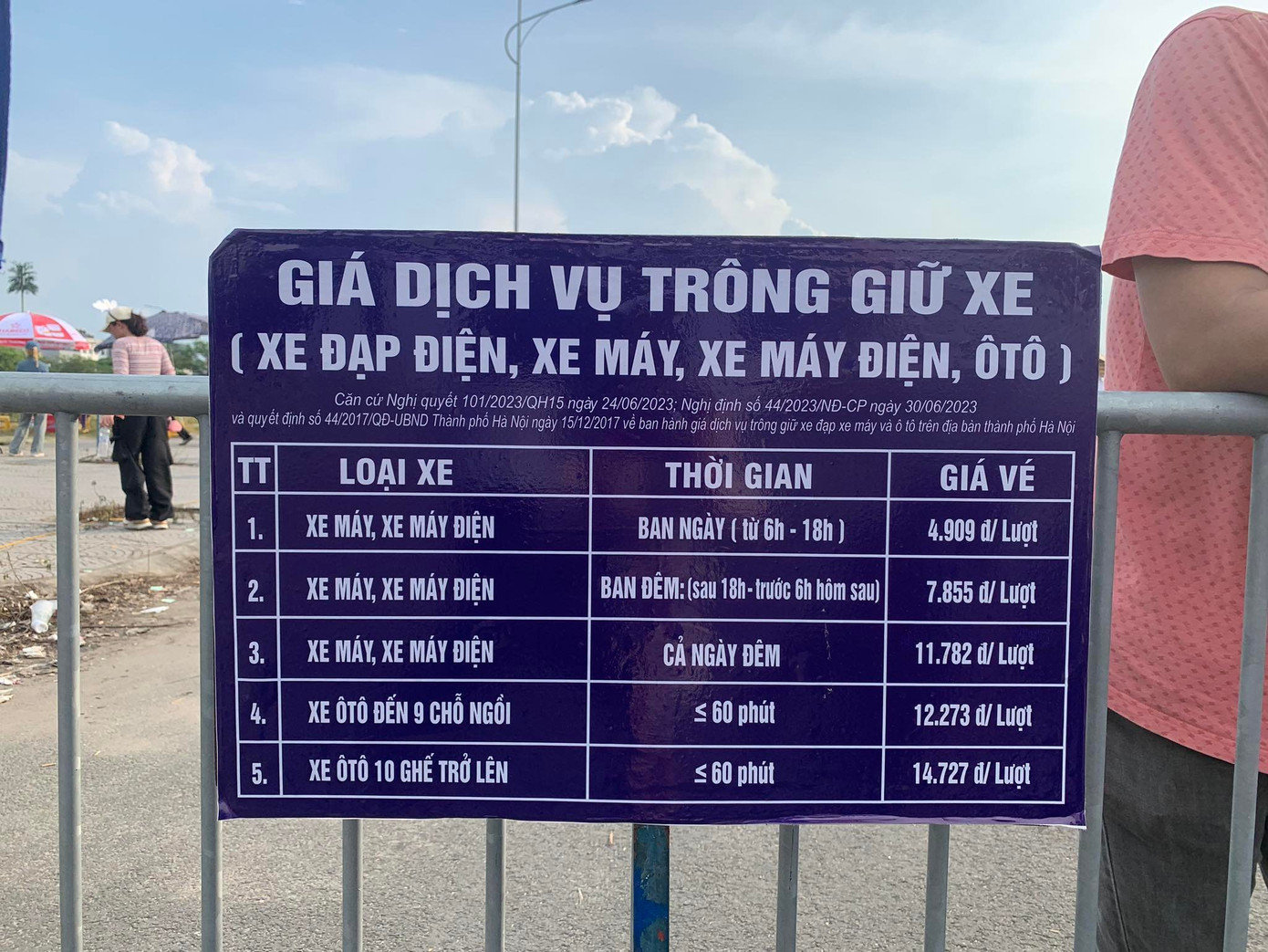 Mức giá trông giữ xe ở đây được niêm yết rõ ràng, hợp lý. Tuy nhiên, vẫn có nhiều người không biết và gửi xe bên ngoài với mức giá "cắt cổ". Mức giá trông giữ xe ở đây được niêm yết rõ ràng, hợp lý. Tuy nhiên, vẫn có nhiều người không biết và gửi xe bên ngoài với mức giá "cắt cổ".