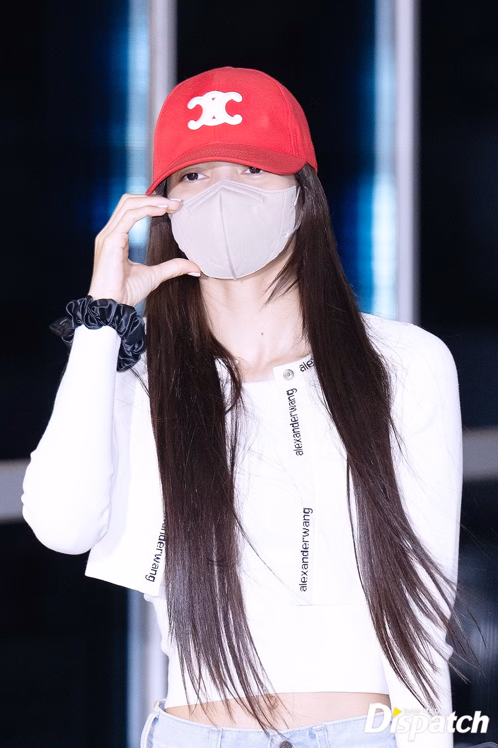 Khuôn mặt che kín bởi khẩu trang nhưng không che được sự vui vẻ và đáng yêu của giọng ca Lalisa.
