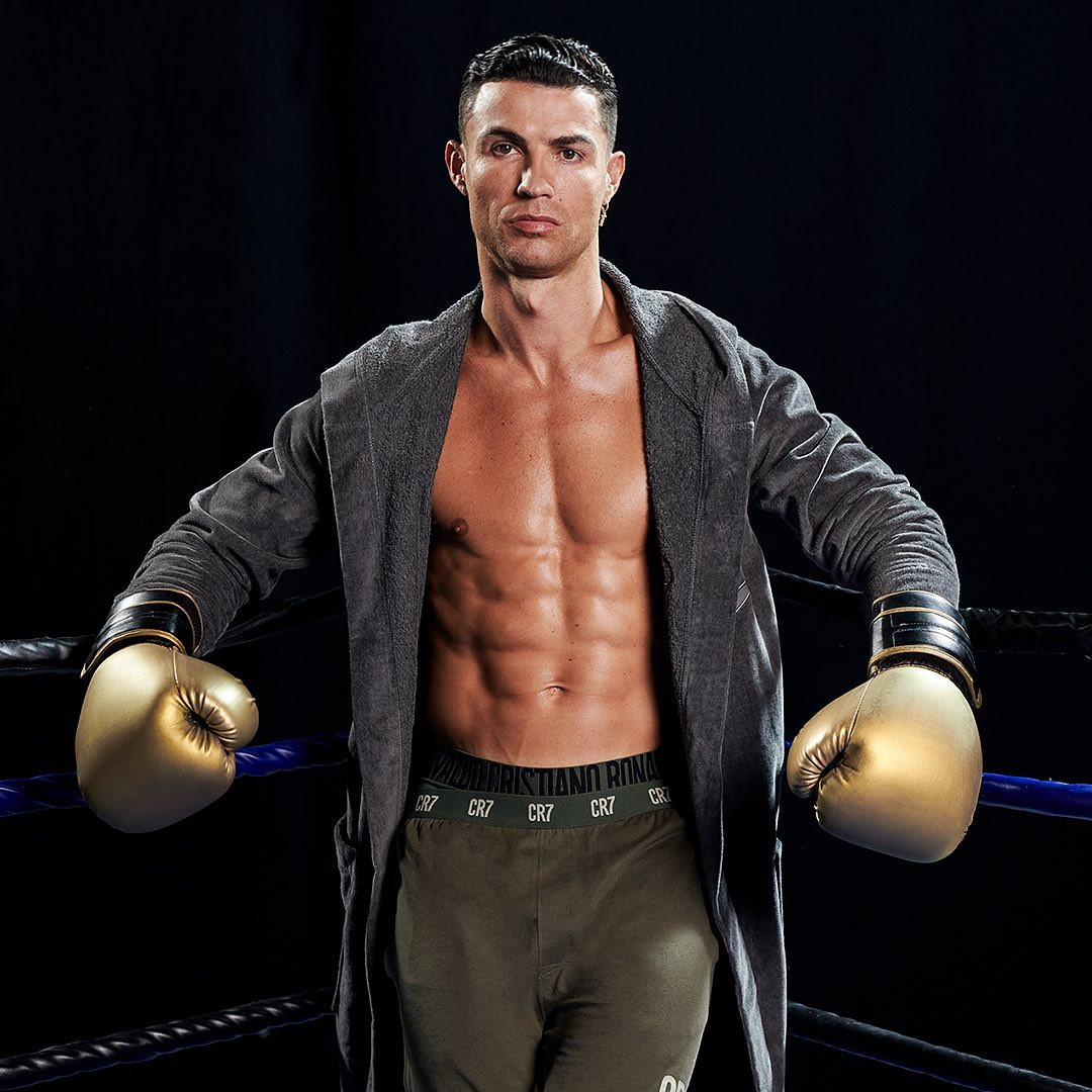 Cristiano Ronaldo là ngôi sao giàu nhất Instagram, kiếm hơn 2,4 triệu USD cho mỗi bài đăng quảng cáo. Ảnh: IG. Cristiano Ronaldo là ngôi sao giàu nhất Instagram, kiếm hơn 2,4 triệu USD cho mỗi bài đăng quảng cáo. Ảnh: IG.