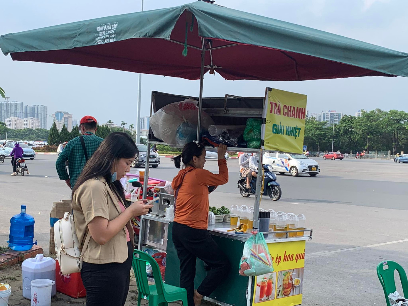 Đa số là các xe hàng nước giải khát như nước mía, trà chanh... phục vụ fan BlackPink trong thời gian chờ đến giờ diễn. Đa số là các xe hàng nước giải khát như nước mía, trà chanh... phục vụ fan BlackPink trong thời gian chờ đến giờ diễn.