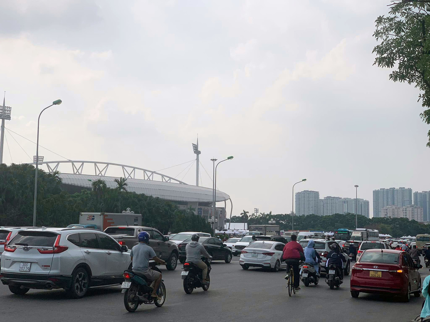 Xe cộ di chuyển chậm ở khu vực Mỹ Đình do ngày càng đông đúc. Xe cộ di chuyển chậm ở khu vực Mỹ Đình do ngày càng đông đúc.