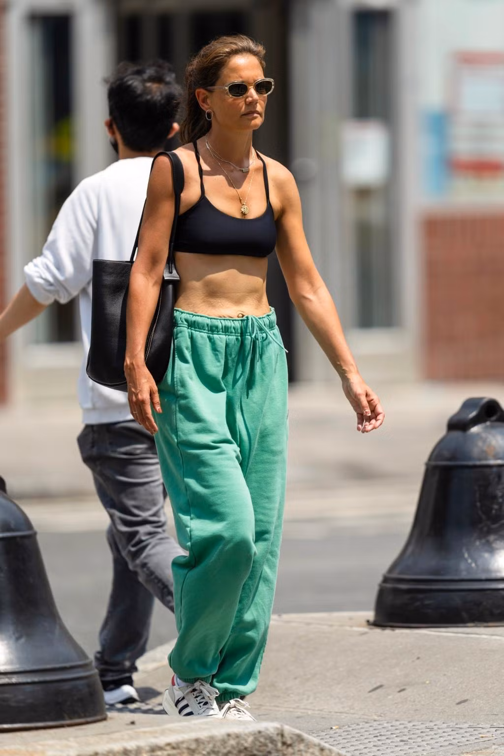 Chiều 25/7, Katie Holmes được nhìn thấy đi bộ trên đường phố New York (Mỹ). Người đẹp Dawson's Creek kết hợp một chiếc áo bra nhỏ màu đen với quần thể thao màu xanh rộng và giày thể thao. Ảnh: BackGrid.