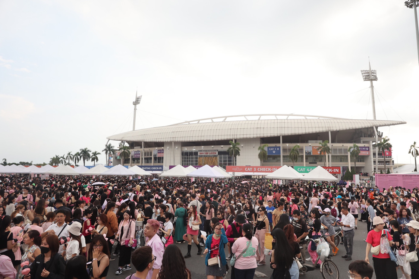 Người hâm mộ phủ kín bên ngoài sân Mỹ Đình. Người hâm mộ phủ kín bên ngoài sân Mỹ Đình.