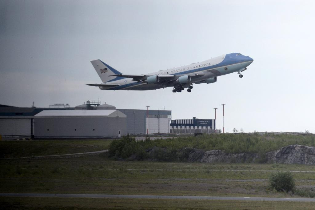 Hoàng tử Harry và Meghan xin đi nhờ Air Force One về Mỹ nhưng bị Nhà Trắng từ chối. Ảnh: Getty Images. Hoàng tử Harry và Meghan xin đi nhờ Air Force One về Mỹ nhưng bị Nhà Trắng từ chối. Ảnh: Getty Images.