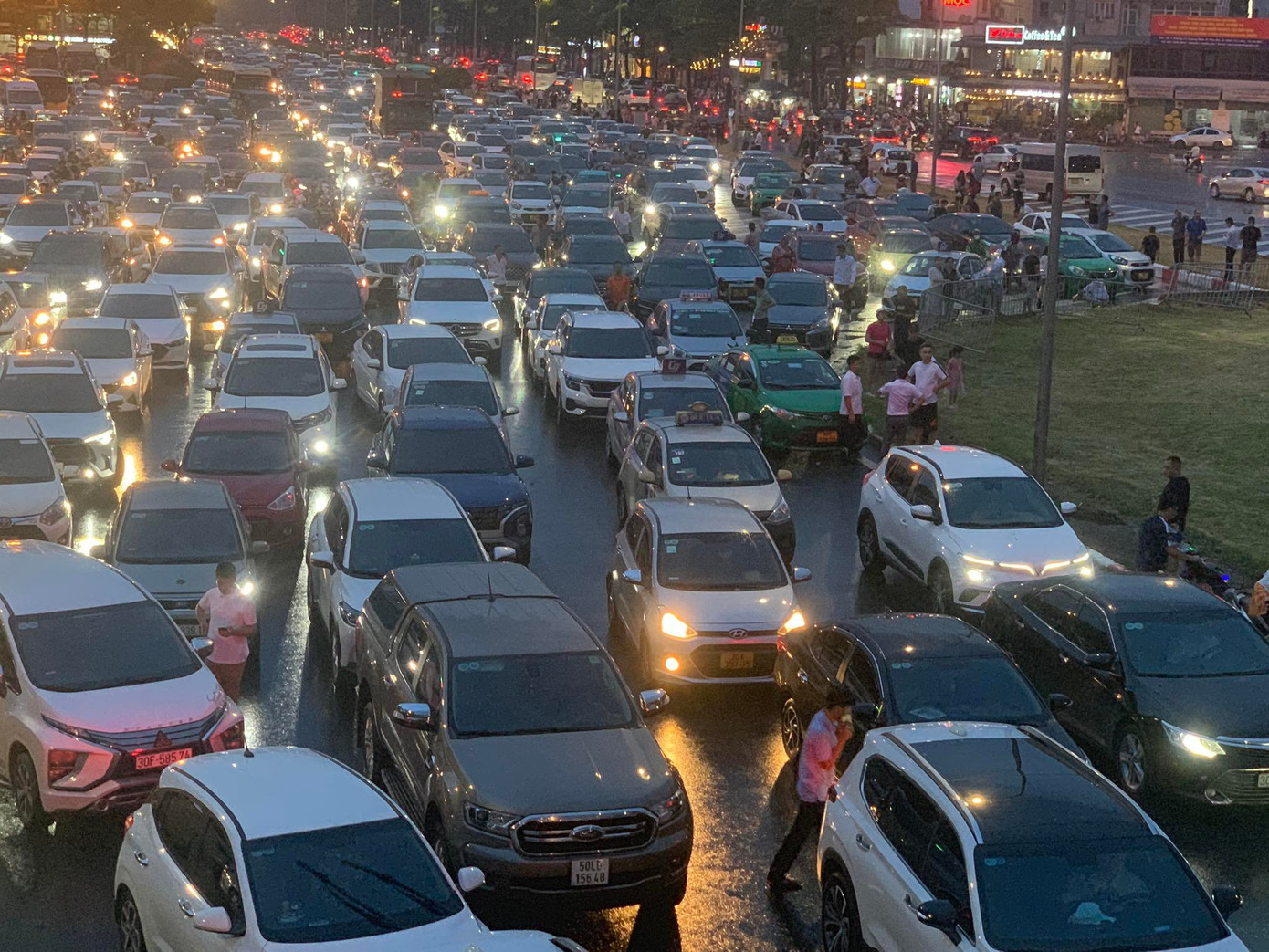 Nhiều tài xế dừng xe, ra bên ngoài đợi. Nhiều tài xế dừng xe, ra bên ngoài đợi.