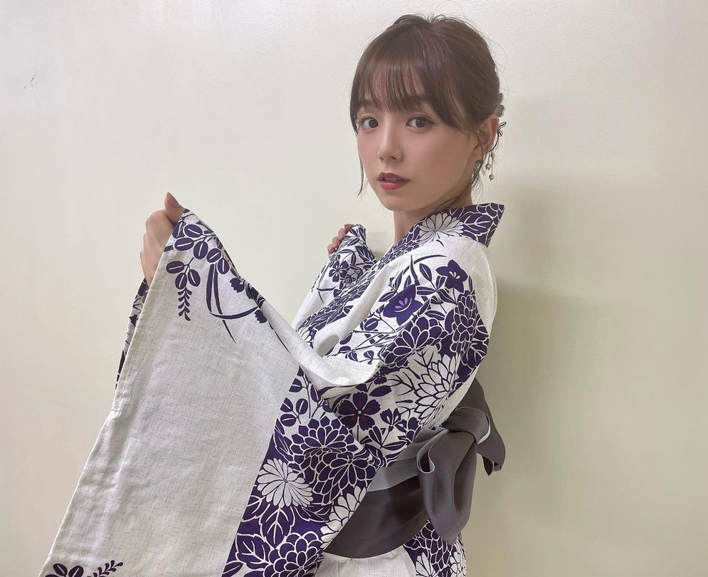 7 năm trôi qua, Ai Shinozaki không có thay đổi nhiều. Ở tuổi 31, cô vẫn giữ được gương mặt trẻ trung, đáng yêu như nữ sinh.