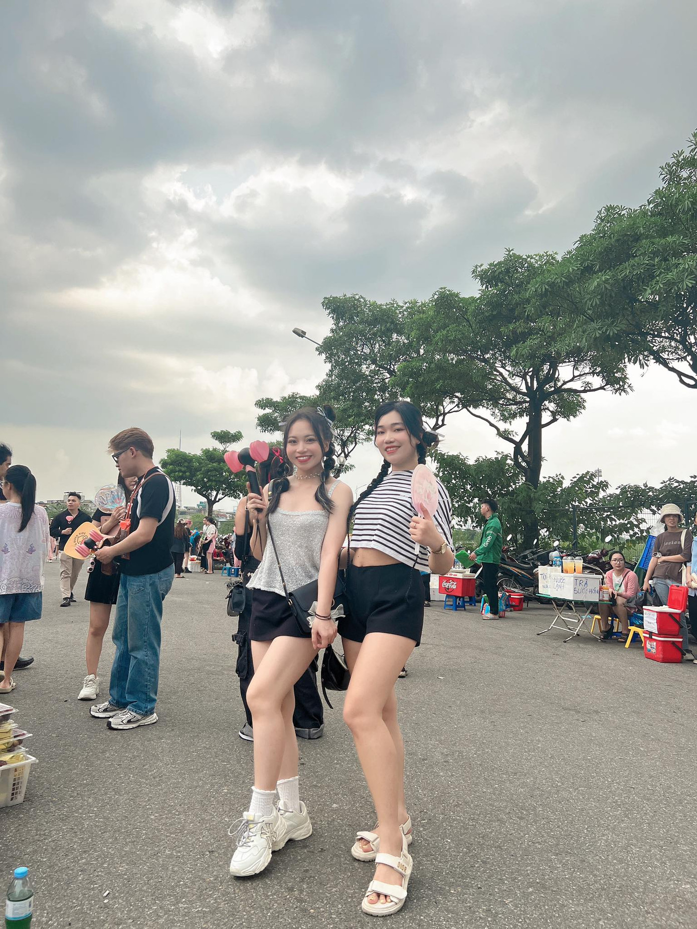 Nhiều fan không ngần ngại tuyên bố sẽ dầm mưa xem show. Ảnh: Nga Vũ.