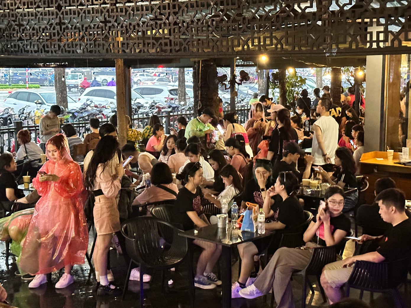 Nhiều người đổ về quán nước gần sân vận động để trú mưa. Nhiều người đổ về quán nước gần sân vận động để trú mưa.