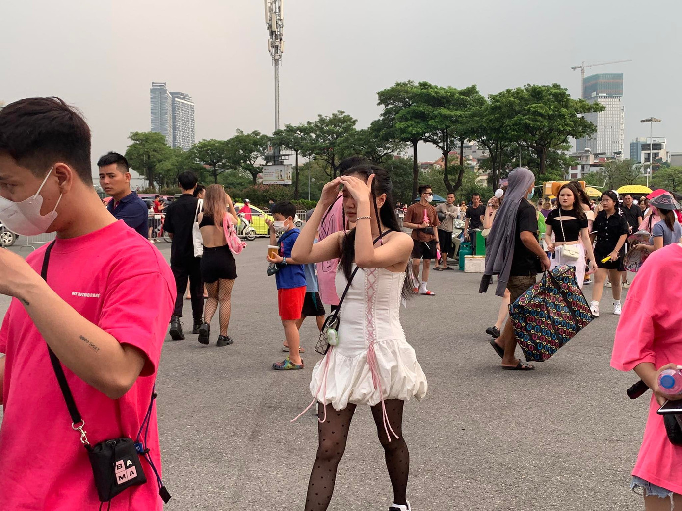 Tuy nhiên, không ít người chịu cảnh dầm mưa.