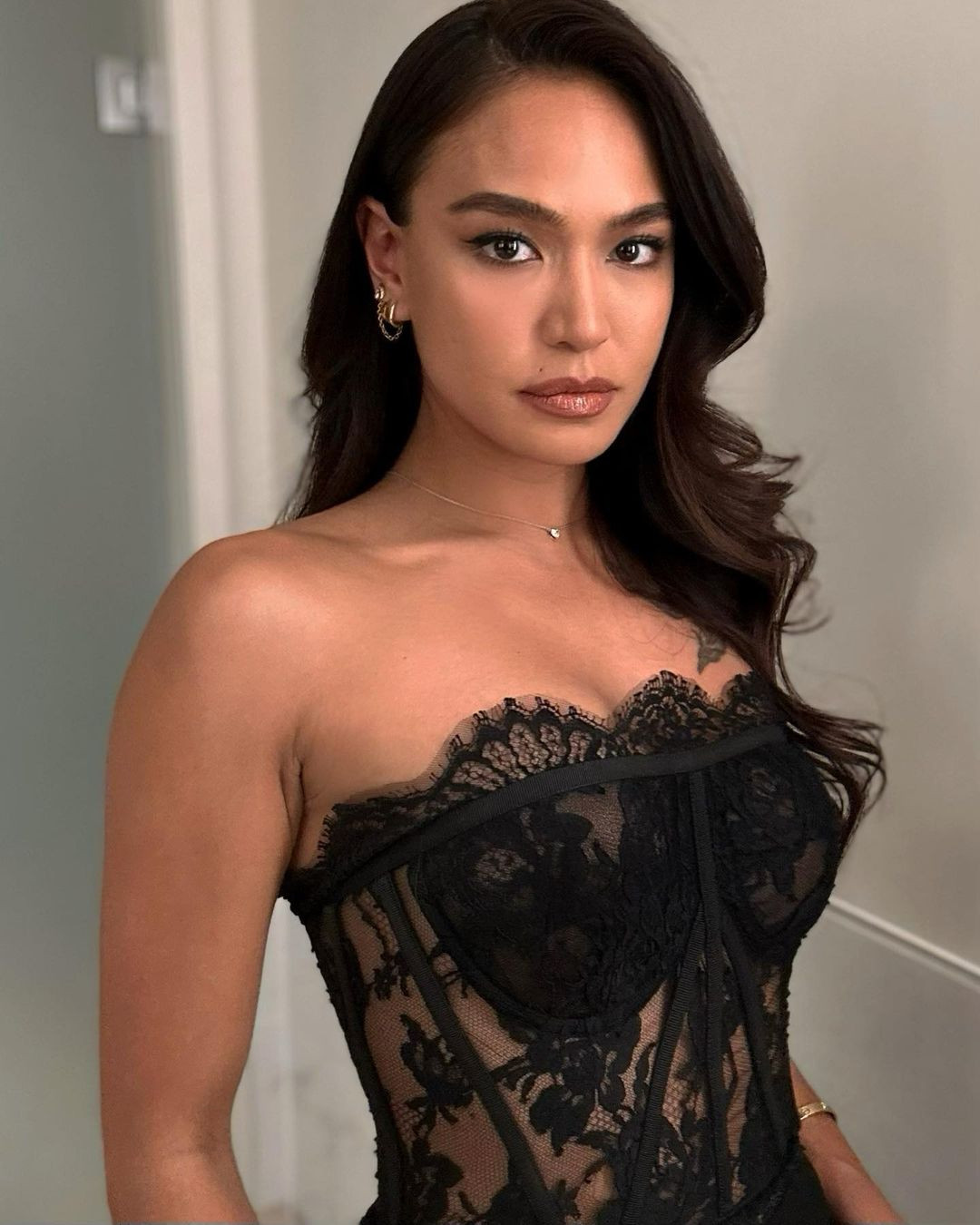 Samantha gây ấn tượng bởi ngoại hình quyến rũ không thua kém các mỹ nhân hạng A Hollywood. Tuy nhiên, thân thế của cô càng khiến khán giả choáng váng hơn khi xuất thân từ Hoàng gia Brunei giàu có.