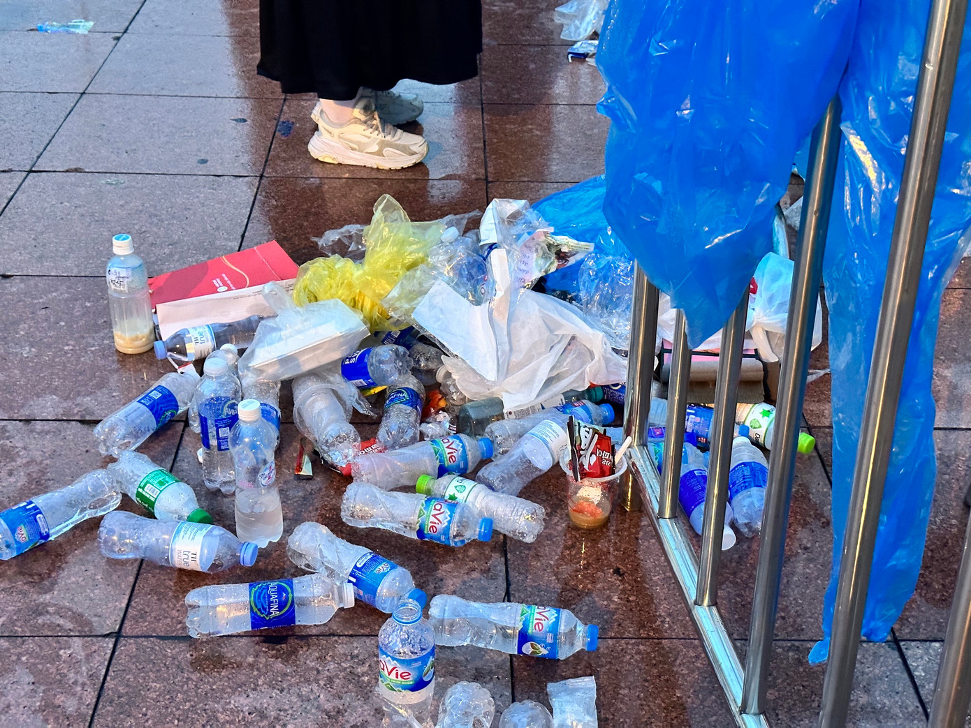 Chai nhựa dùng xong vứt ngổn ngang dưới đất. Chai nhựa dùng xong vứt ngổn ngang dưới đất.