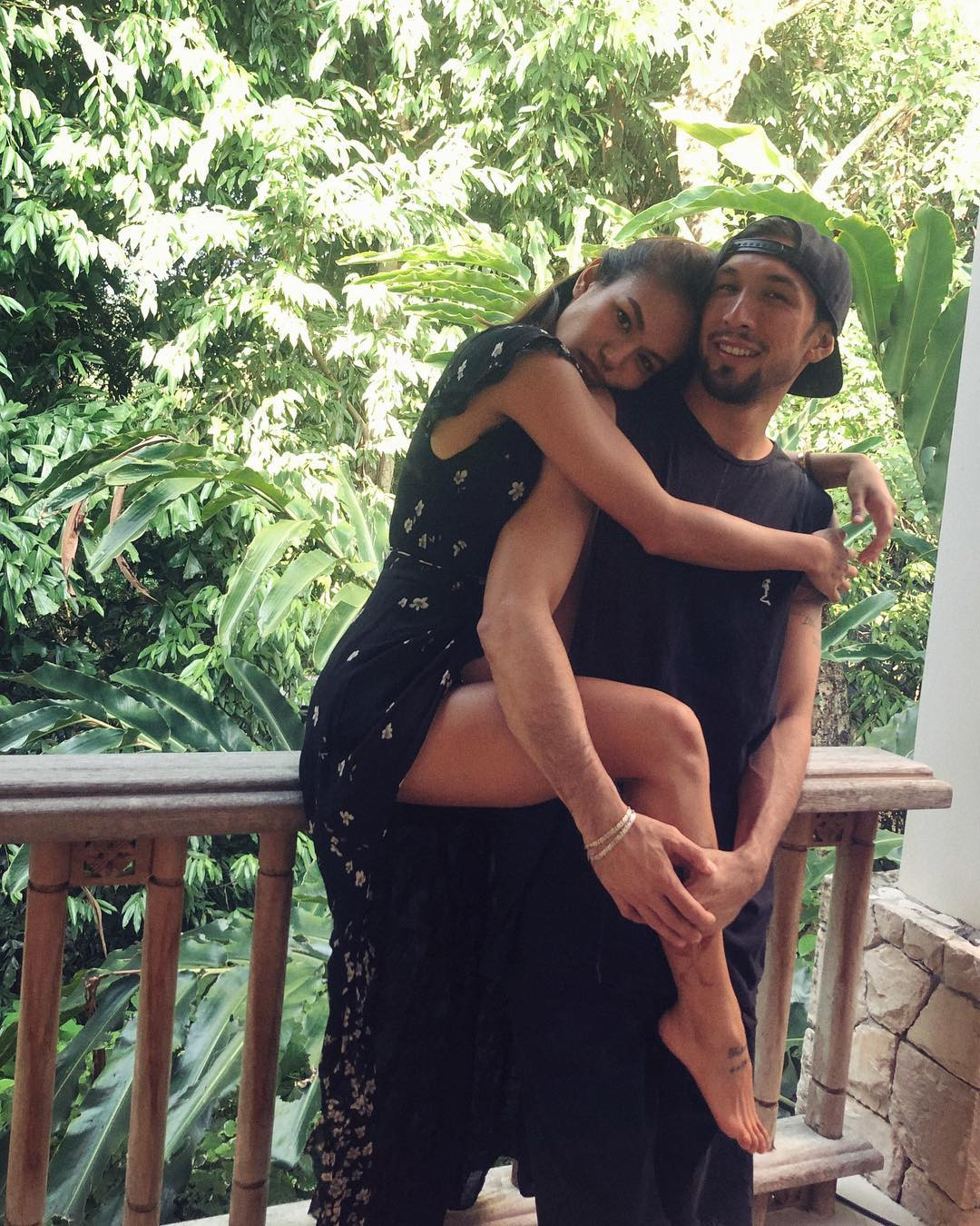 Theo một báo cáo của Inquirer năm 2016, Samantha đã đính hôn với cầu thủ bóng đá Philippines gốc Mỹ Anton del Rosario (SN 1981). Anh từng góp mặt trong đội tuyển quốc gia Philippines từ năm 2004 đến năm 2018. Hiện, anh là đồng sáng lập kiêm đồng sở hữu câu lạc bộ Maharlika Manila. Rosario mô tả mối tình lãng mạn với vị hôn thê xinh đẹp là &quot;yêu từ cái nhìn đầu tiên&quot;. Anh kiên trì theo đuổi Samantha khoảng 1 năm rưỡi sau khi tình cờ gặp nhau tại quán bar Fiama ở Makati (Philippines).