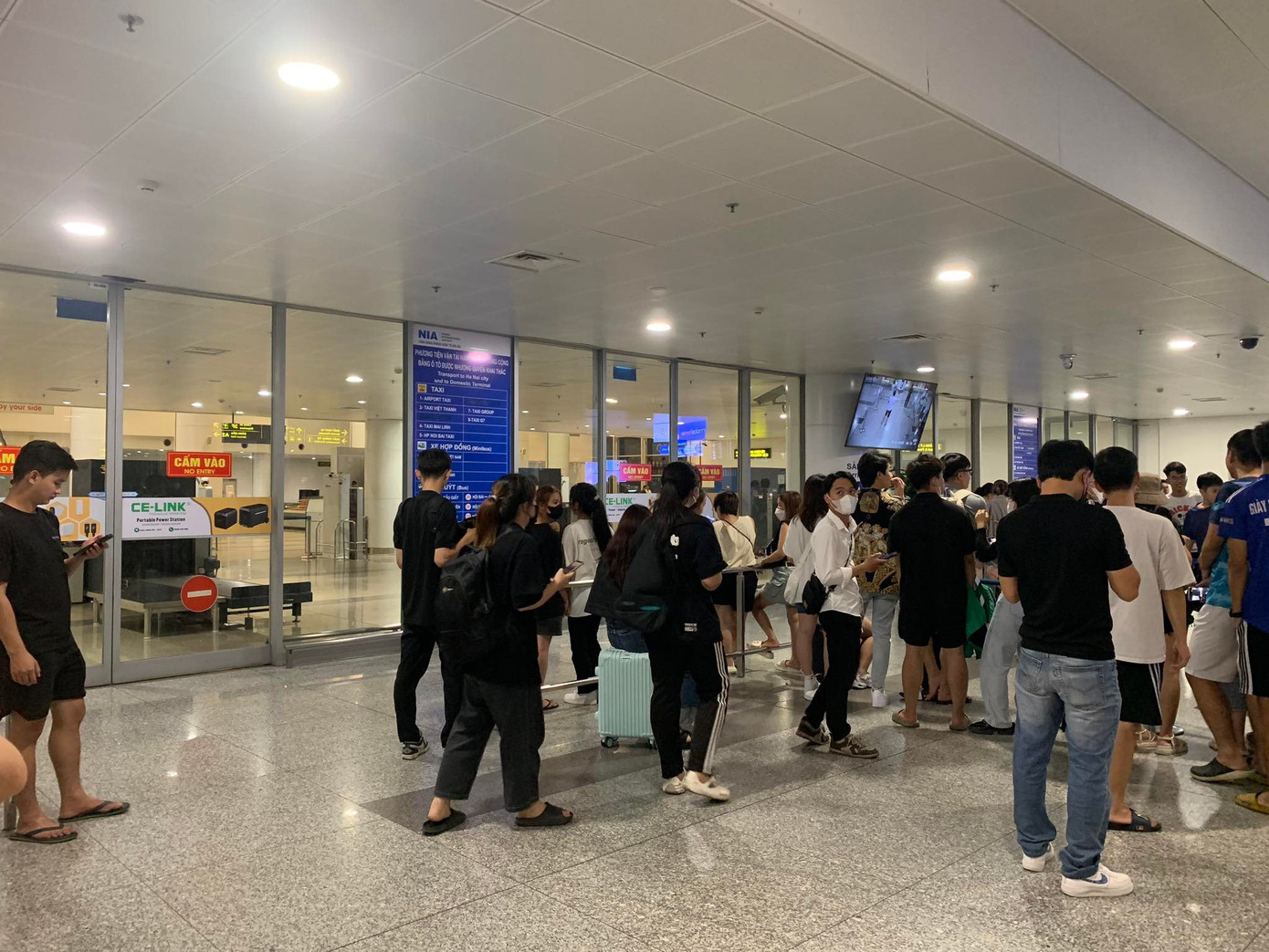 Một số người hâm mộ bỏ về vì nghĩ BlackPink sẽ rời sân bay từ lối đi riêng dành cho khách VIP.