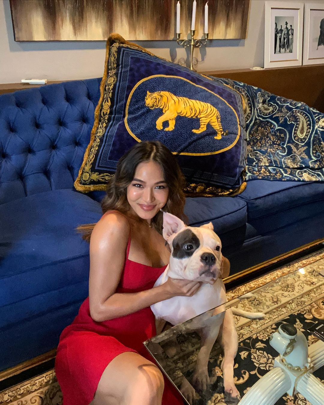 Theo truyền thông Singapore, cô là con gái của Hoàng thân Jefri Bolkiah, em trai Quốc vương Brunei Hassanal Bolkiah - người sở hữu khối tài sản ròng ước tính 30 tỷ USD. Gia đình bề thế nhưng Samantha gần như không chia sẻ gì. Ngoài ra, người đẹp 8X cũng được cho là có mối quan hệ thân thiết với cựu Công nương Malaysia Ezurin - ngôi sao mạng xã hội nổi tiếng.