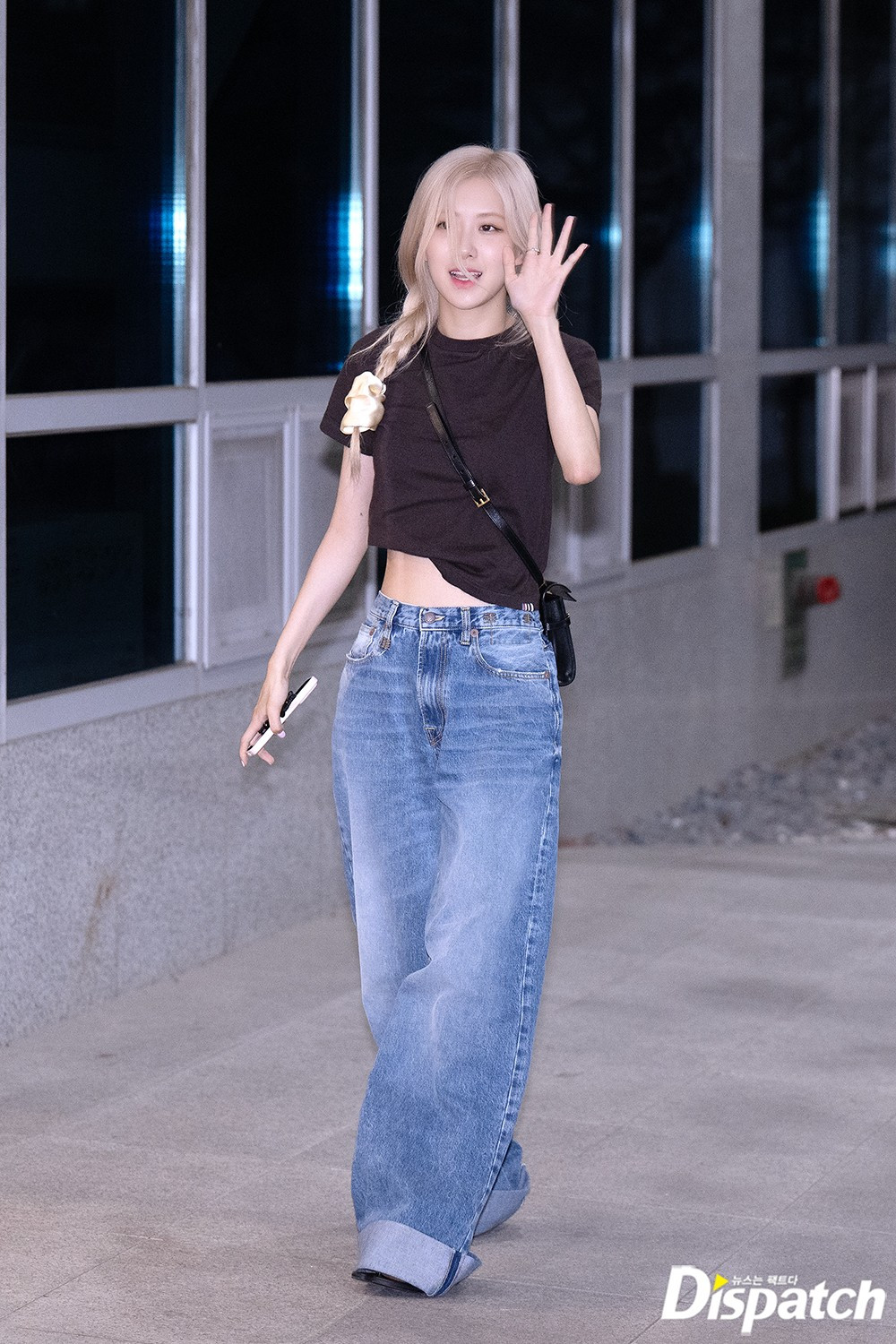 Cũng chọn áo phông và quần jean phom rộng, Rosé cá tính và hiện đại hơn Jisoo với chi tiết cắt cúp ở chân áo, để lộ vòng eo &quot;con kiến&quot;.