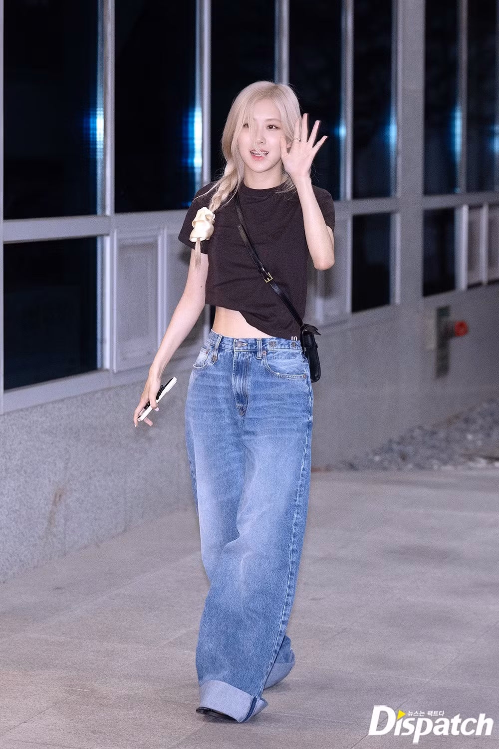 Cũng chọn áo phông và quần jean phom rộng, Rosé cá tính và hiện đại hơn Jisoo với chi tiết cắt cúp ở chân áo, để lộ vòng eo "con kiến".