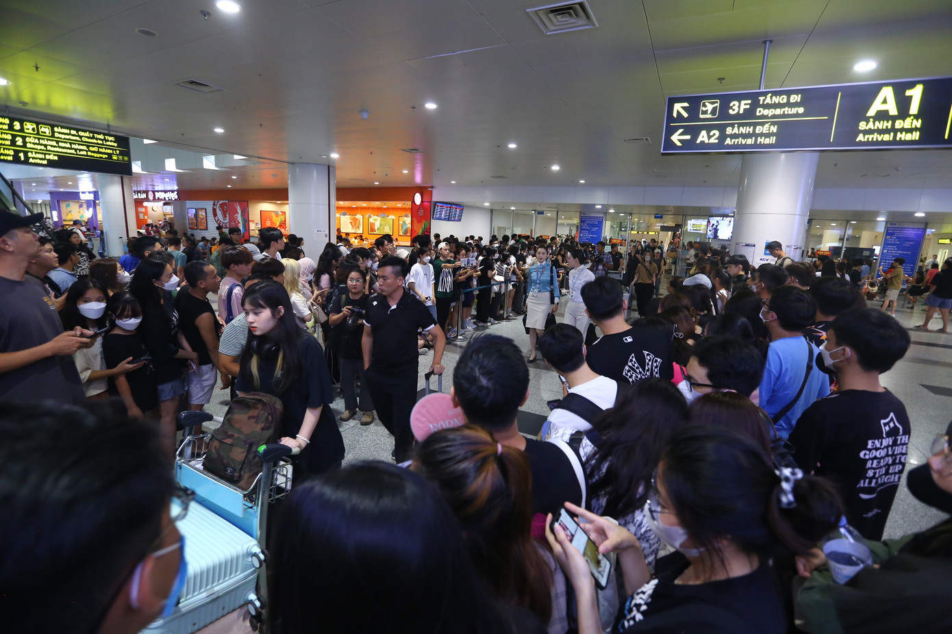 Người hâm mộ bắt đầu đổ bộ về Nội Bài từ sớm để không bỏ lỡ cơ hội được tận mắt nhìn thấy thần tượng ngoài đời thực.