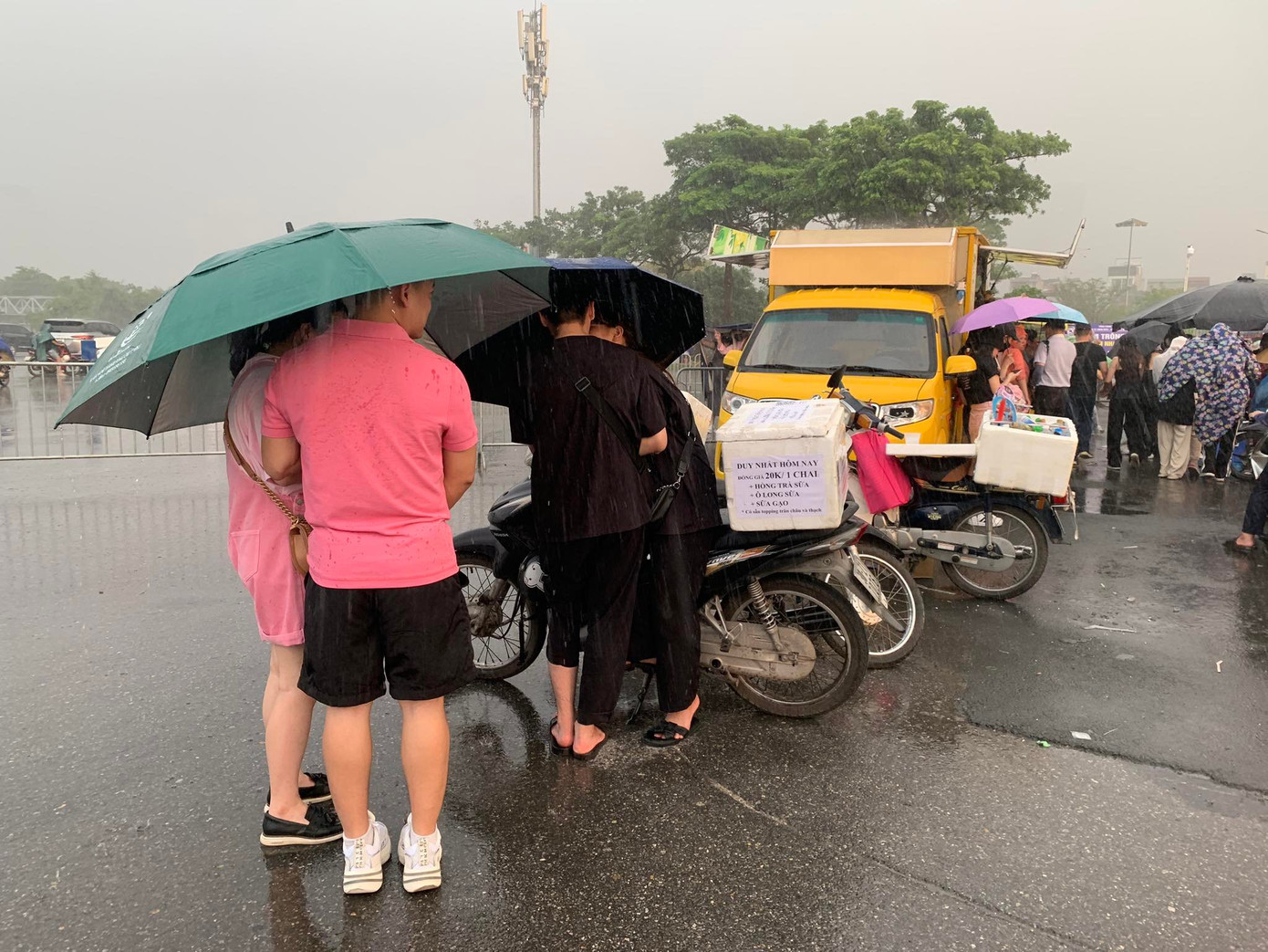 Nhiều người lo lắng mưa to ảnh hưởng đến show diễn.