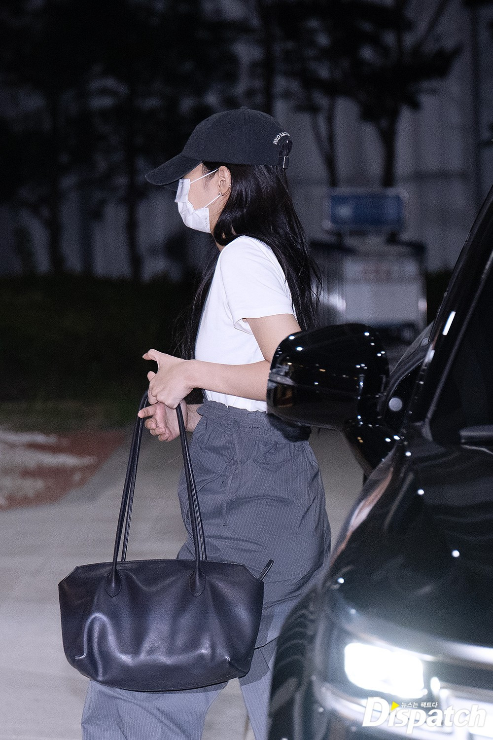 Trái ngược với ba thành viên còn lại, Jennie lạnh nhạt và trầm lặng. Cô che kín mặt bằng khẩu trang và không có nhiều tương tác với truyền thông.