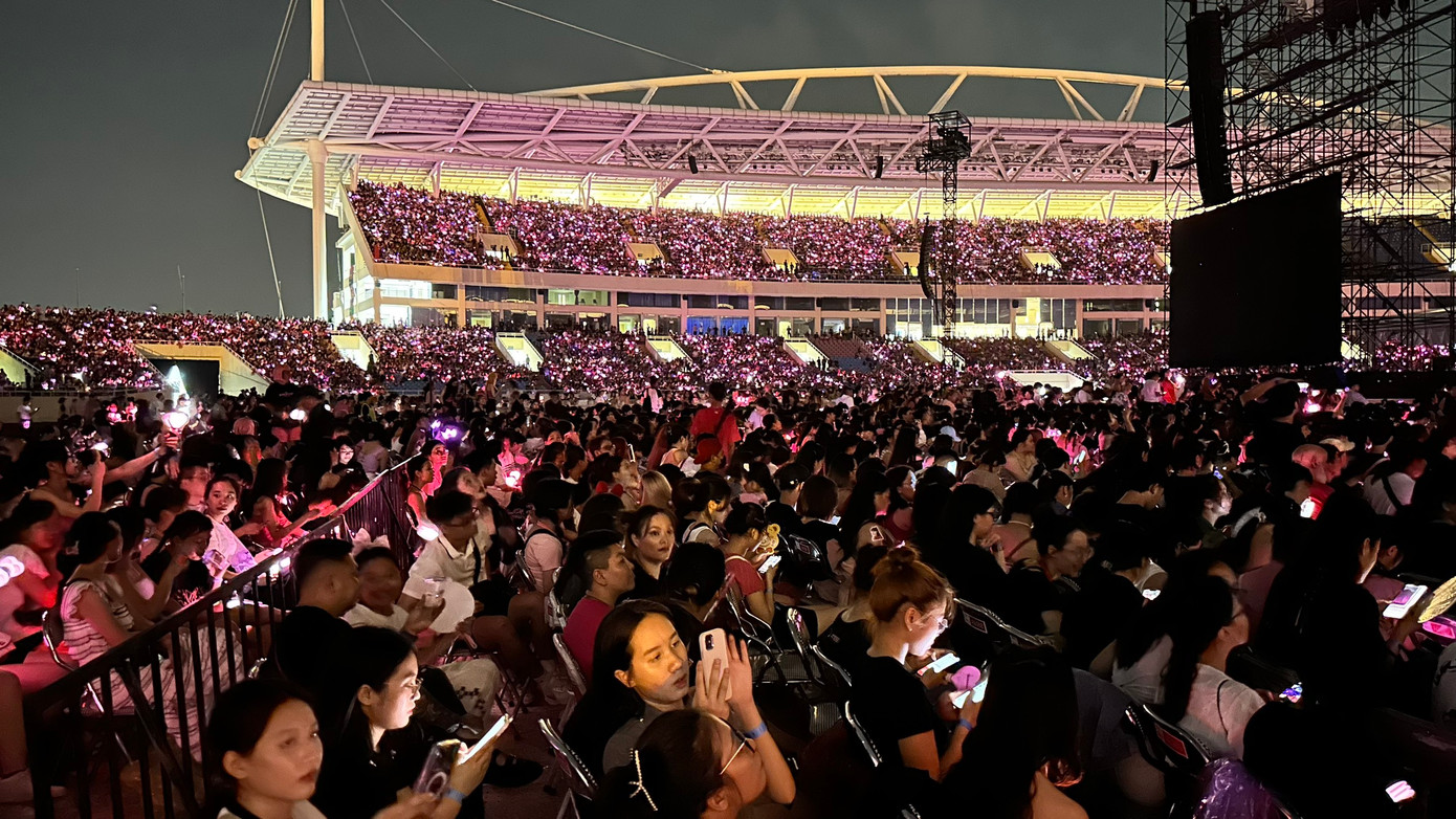 Khán giả phủ kín khán đài. Khán giả phủ kín khán đài.