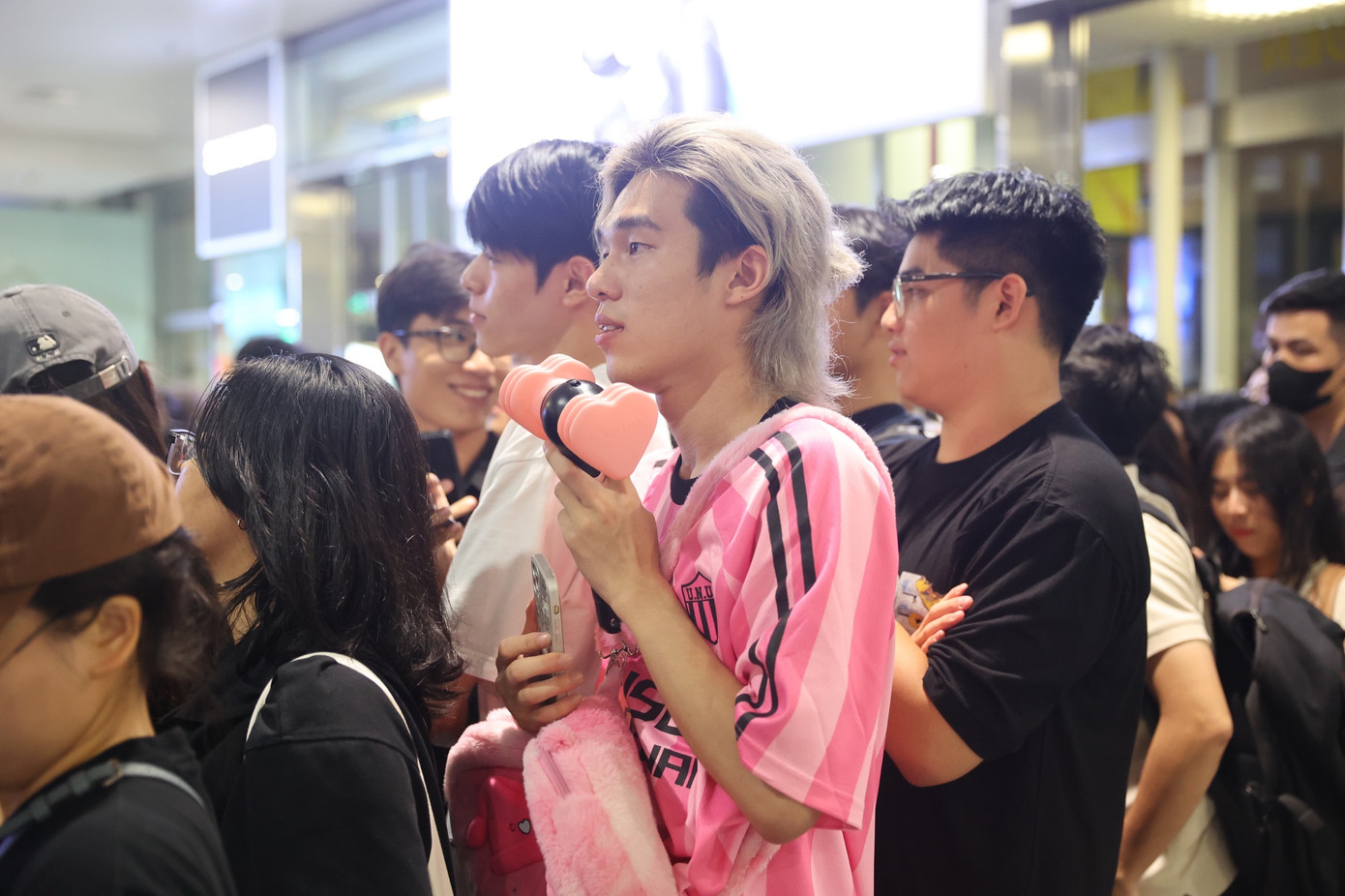 Một Blink mặc áo hồng - đen và cầm theo vật phẩm nổi bật giữa đám đông.