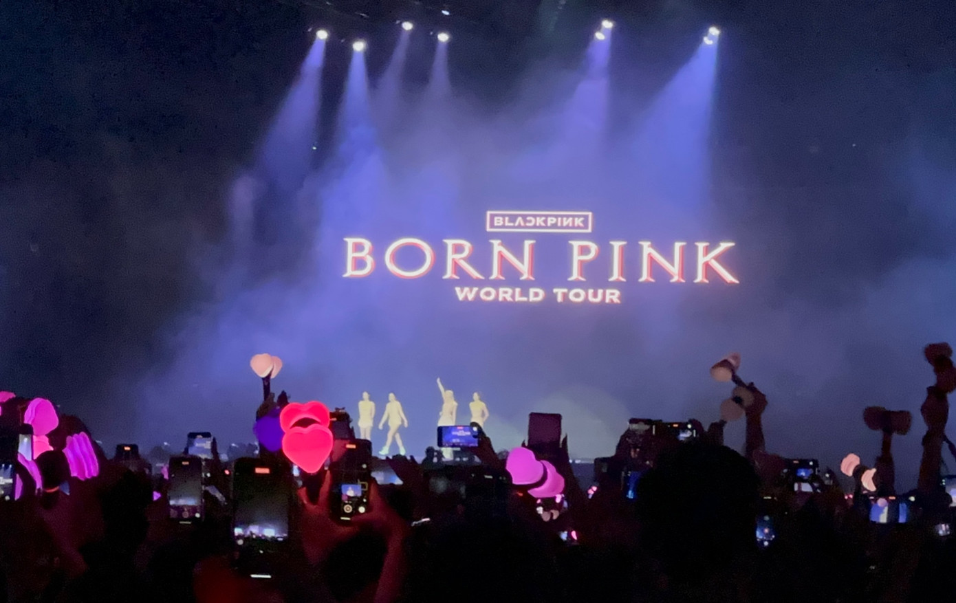 Nhiều ca khúc lần lượt được biểu diễn như Whistle, How Do Like That, Pretty Savage... Nhiều ca khúc lần lượt được biểu diễn như Whistle, How Do Like That, Pretty Savage...