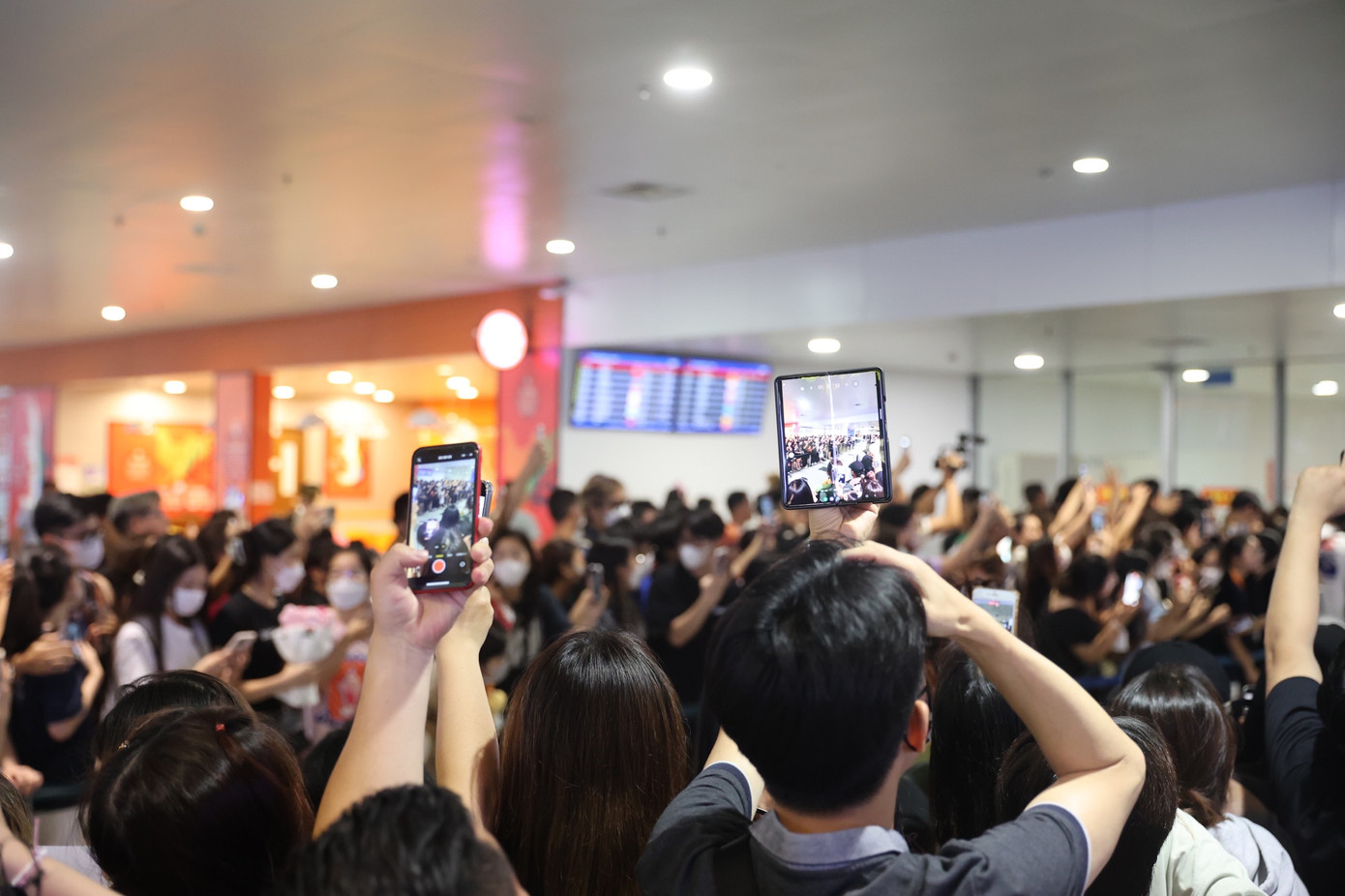 Camera điện thoại, máy quay được bật sẵn để có thể ghi lại từng khoảnh khắc về BlackPink.