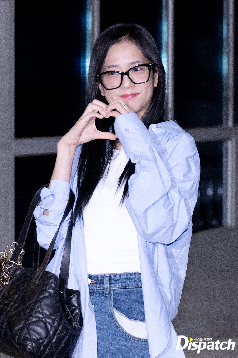 Người đẹp sinh năm 1995 mỉm cười thân thiện khi được chụp ảnh. Cô không quên vẫy tay và làm biểu tượng trái tim với các phóng viên và người hâm mộ.