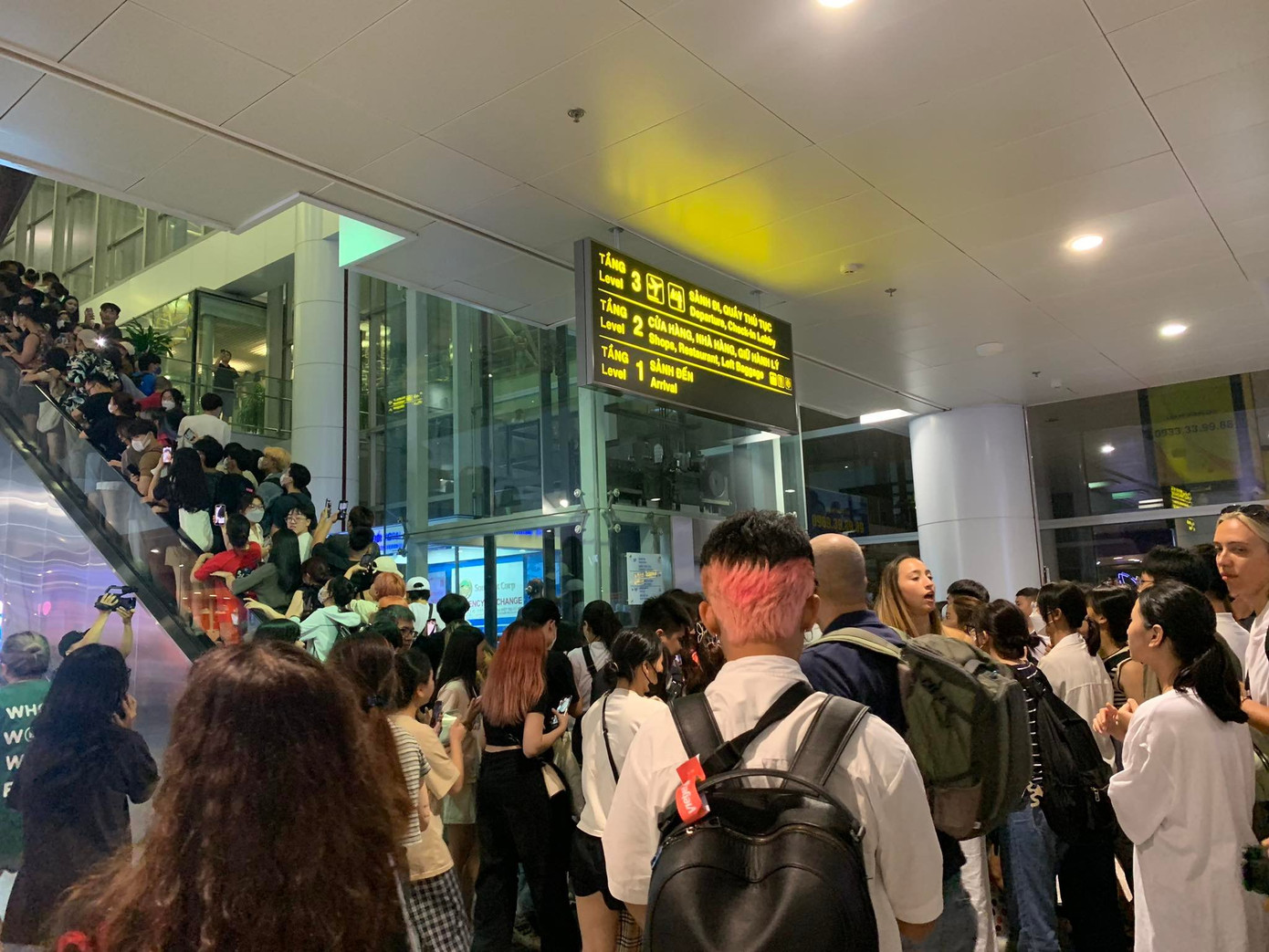 Các Blink nháo nhác trước thông tin BlackPink không rời sân bay từ cổng an ninh thường mà đi cửa cửa VIP. Tuy nhiên, theo nguồn tin của Tiền Phong, máy bay chở BlackPink chưa hạ cánh vào thời điểm đó, chưa rõ nhóm sẽ rời đi từ lối nào.