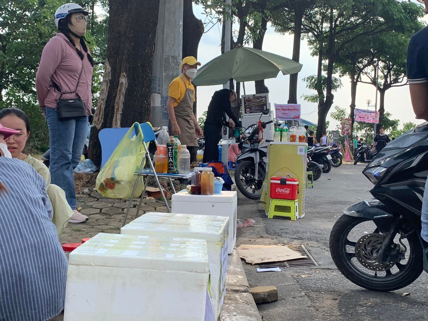 Người chia sẻ kinh doanh có lãi, người lại than thở vì không bán được nhiều, còn phải chuyển chỗ liên tục. Người chia sẻ kinh doanh có lãi, người lại than thở vì không bán được nhiều, còn phải chuyển chỗ liên tục.