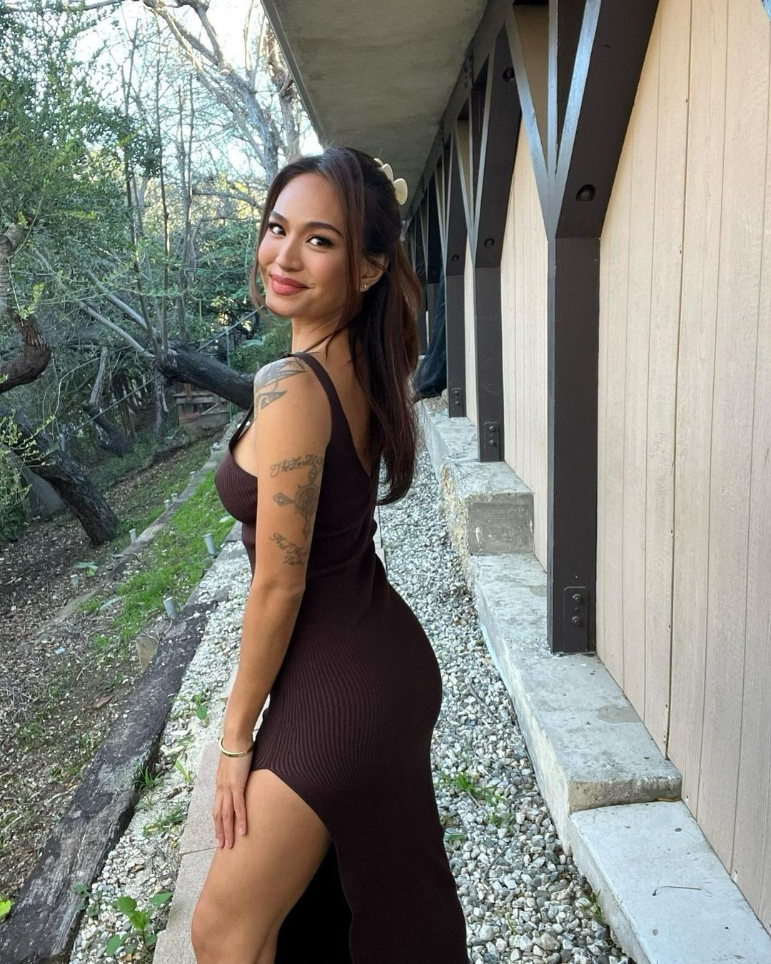 Samantha Richelle sinh năm 1988 tại Brunei. Sau đó, cô chuyển đến Los Angeles (Mỹ) để học trung học. Cô cũng có thời gian sinh sống ở London (Anh) trước khi quay lại Los Angeles. Hiện tại, người đẹp định cư ở Philippines.