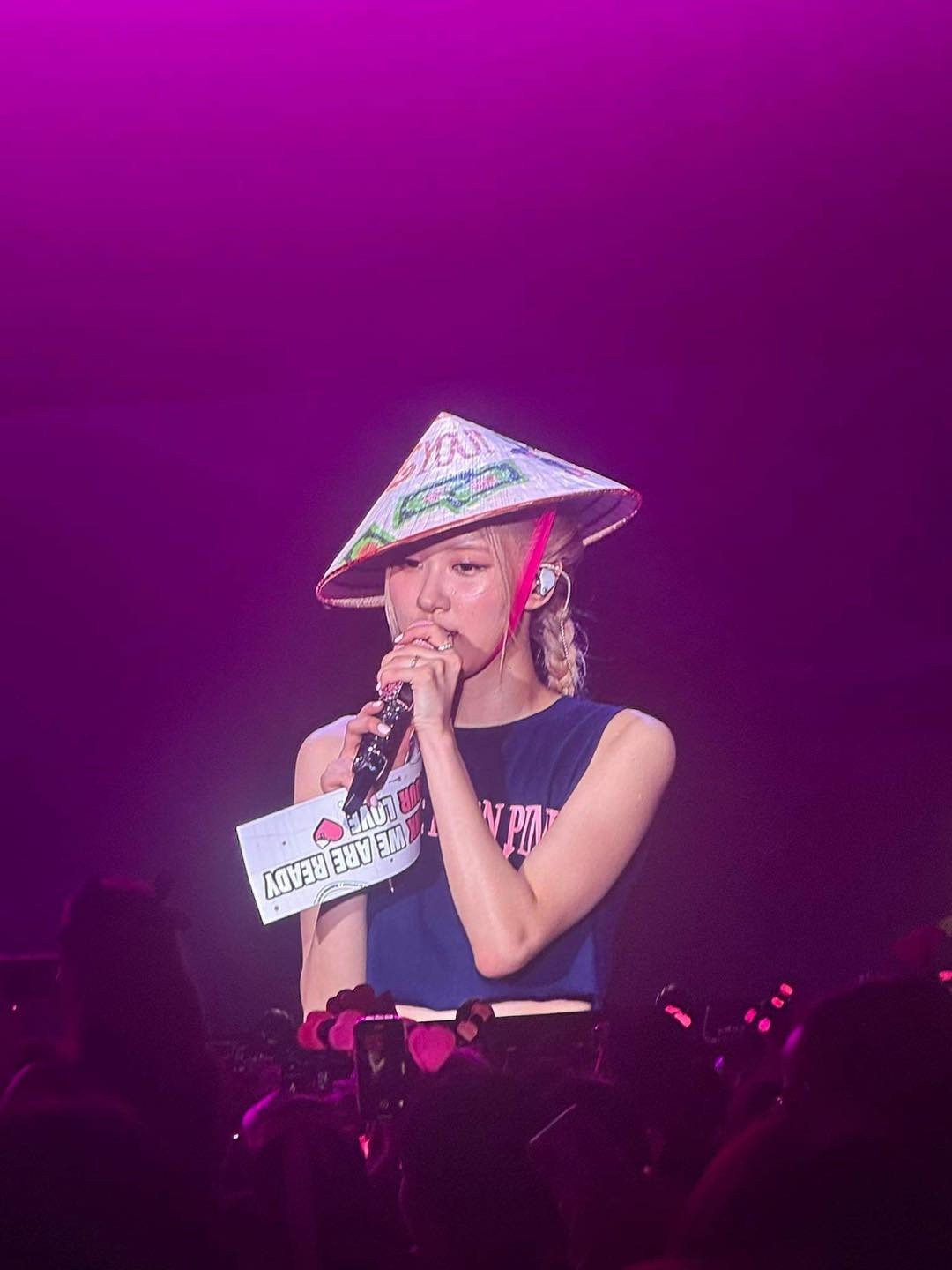 Rosé đội nón lá trong phần kết thúc của concert. Cô dành lời cảm ơn đến người hâm mộ vì luôn ủng hộ BlackPink. Rosé đội nón lá trong phần kết thúc của concert. Cô dành lời cảm ơn đến người hâm mộ vì luôn ủng hộ BlackPink.