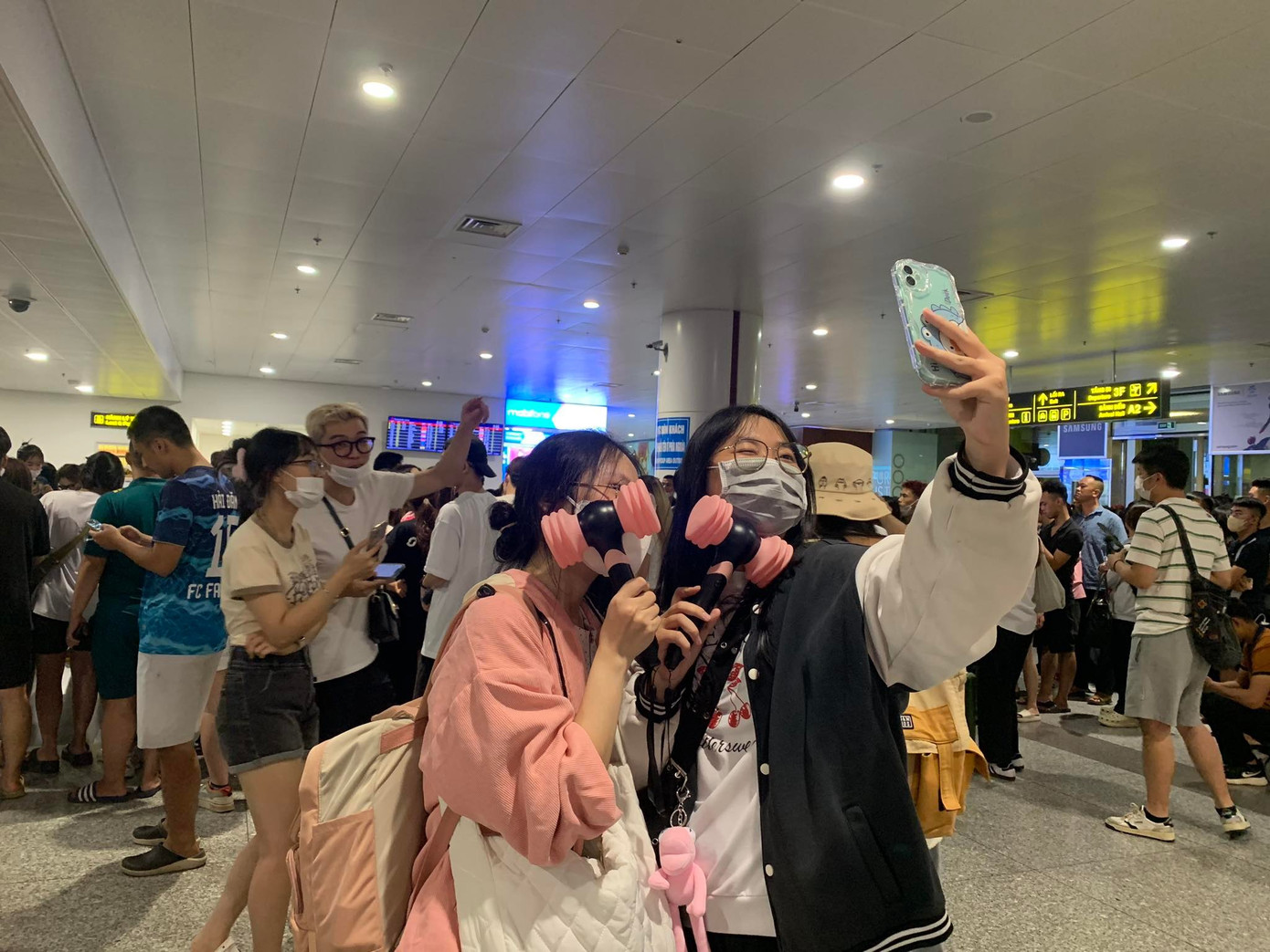 Đặng Ngọc (sinh năm 2003, TPHCM) cho biết cô vừa đáp chuyến bay từ TPHCM và may mắn khi trùng thời gian để đón thần tượng. “Tôi từng tham gia đêm nhạc của BlackPink tại Thái Lan. Tôi rất xúc động khi thần tượng về Việt Nam lưu diễn. Ban đầu, tôi khá sốc khi giá vé ở nước ta cao hơn các quốc gia khác trong khu vực. Tuy nhiên, tôi nghĩ rằng chi phí lớn có thể do đơn vị tổ chức còn thiếu kinh nghiệm”, Ngọc chia sẻ.