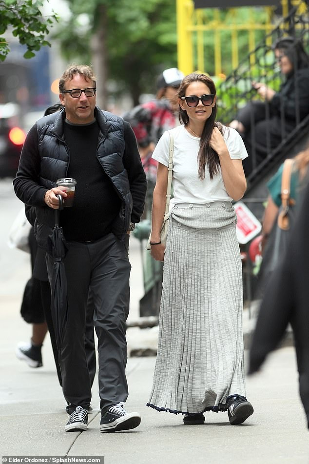 Tháng trước, Katie Holmes vướng nghi vấn hẹn hò với người đại diện Jeremy Barber khi họ bị bắt gặp trò chuyện vui vẻ trên phố, còn ôm nhau thân mật. Tuy nhiên, Barber phủ nhận khả năng đó. Katie được cho là đang độc thân. Năm 2022, cô và bạn trai cũ Bobby Wooten III chia tay sau gần 1 năm hẹn hò. Ảnh: SplashNews.