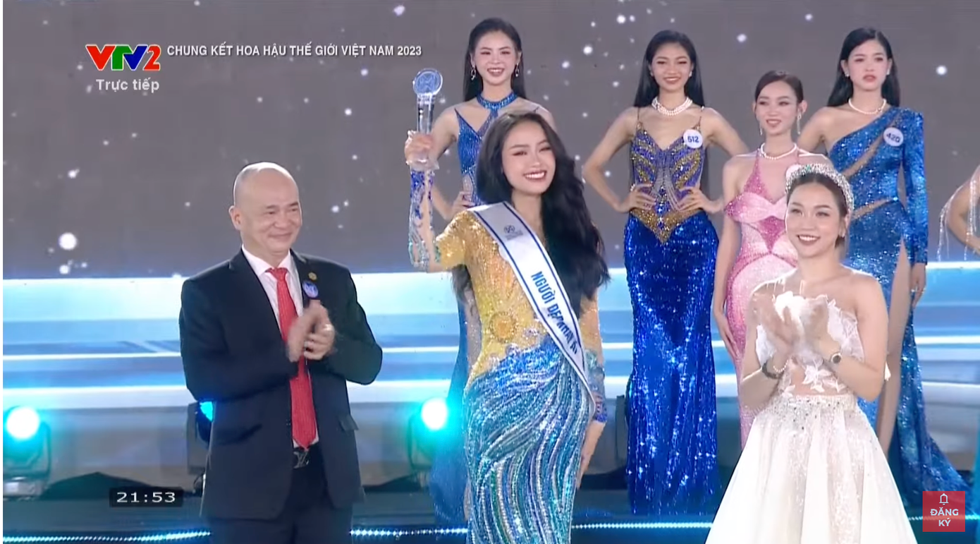 Đào Thị Hiền nhận cúp và sash.