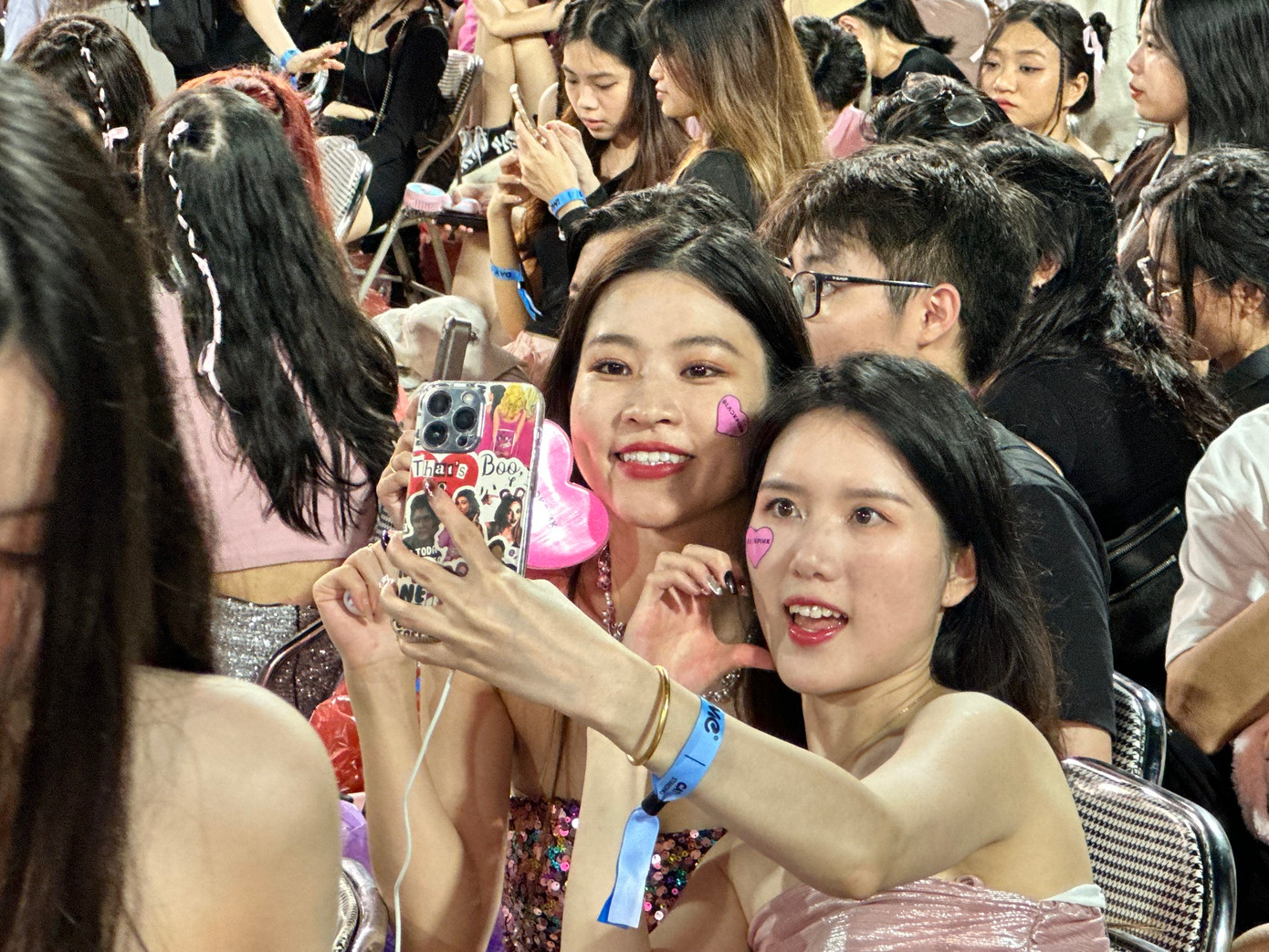 Một số bạn trẻ tranh thủ chụp ảnh selfie trước khi rời sân Mỹ Đình. Một số bạn trẻ tranh thủ chụp ảnh selfie trước khi rời sân Mỹ Đình.