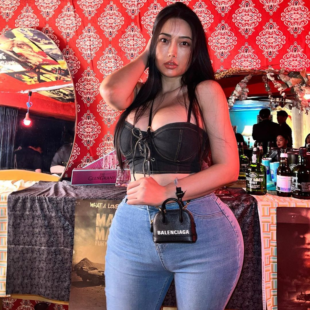 Tài khoản Instagram của người đẹp Hàn Quốc có hơn 537.000 người theo dõi. Cô thường đăng tải những bức ảnh khoe vóc dáng &quot;bốc lửa&quot;, hậu trường làm việc và cuộc sống sinh hoạt hàng ngày.