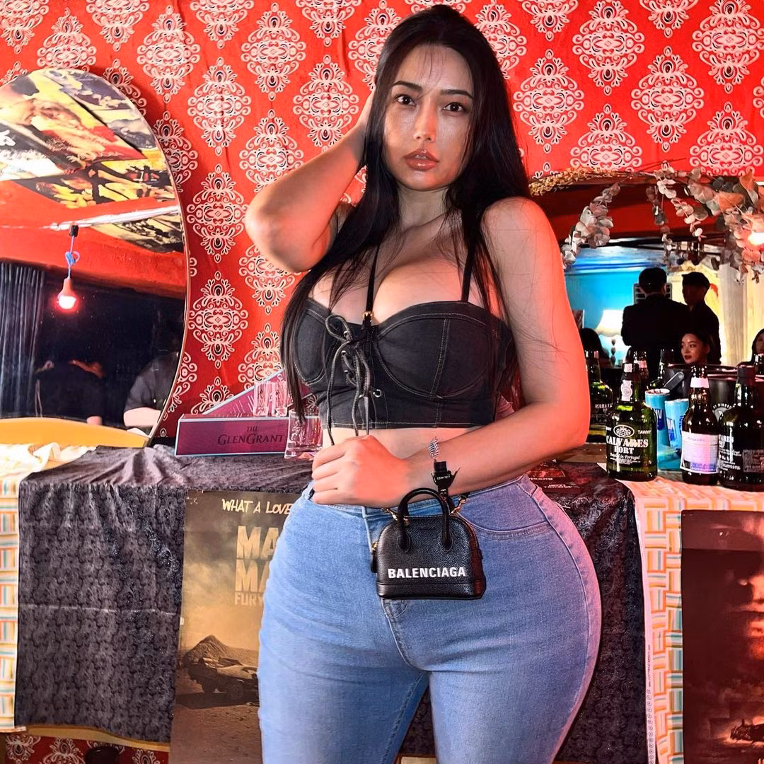 Tài khoản Instagram của người đẹp Hàn Quốc có hơn 537.000 người theo dõi. Cô thường đăng tải những bức ảnh khoe vóc dáng "bốc lửa", hậu trường làm việc và cuộc sống sinh hoạt hàng ngày.