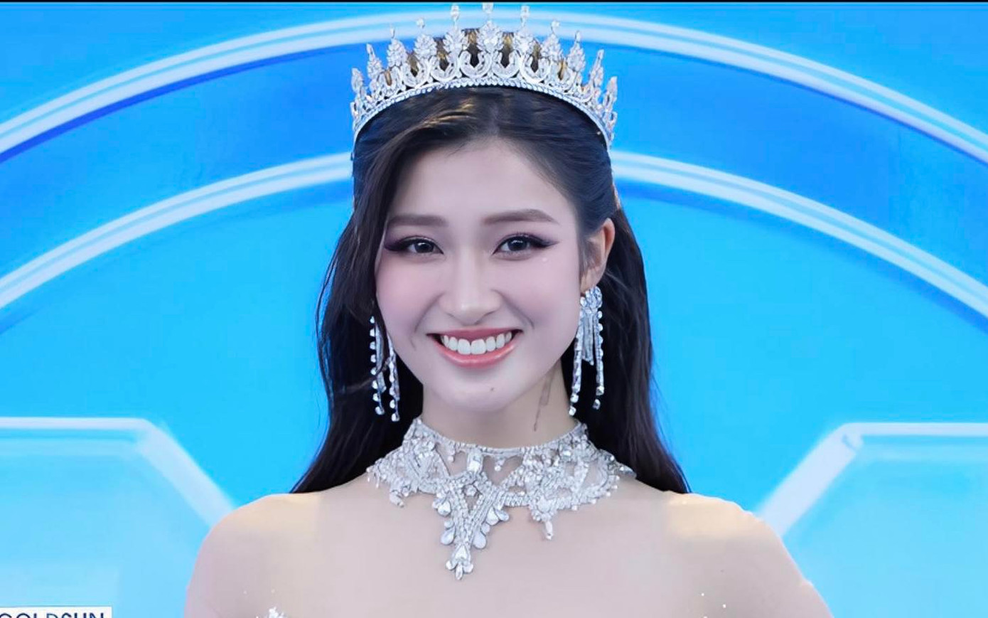 Á hậu Phương Nhi gây ấn tượng với bộ trang sức lộng lẫy.