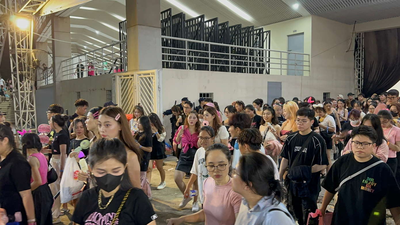 Kết thúc show diễn, người hâm mộ kéo nhau ra về. Hầu hết fan chìm đắm trong cảm xúc lẫn lộn, vừa thỏa mãn vì được trải qua hai giờ cuồng nhiệt, vừa tiếc nuối vì muốn xem thêm. Kết thúc show diễn, người hâm mộ kéo nhau ra về. Hầu hết fan chìm đắm trong cảm xúc lẫn lộn, vừa thỏa mãn vì được trải qua hai giờ cuồng nhiệt, vừa tiếc nuối vì muốn xem thêm.