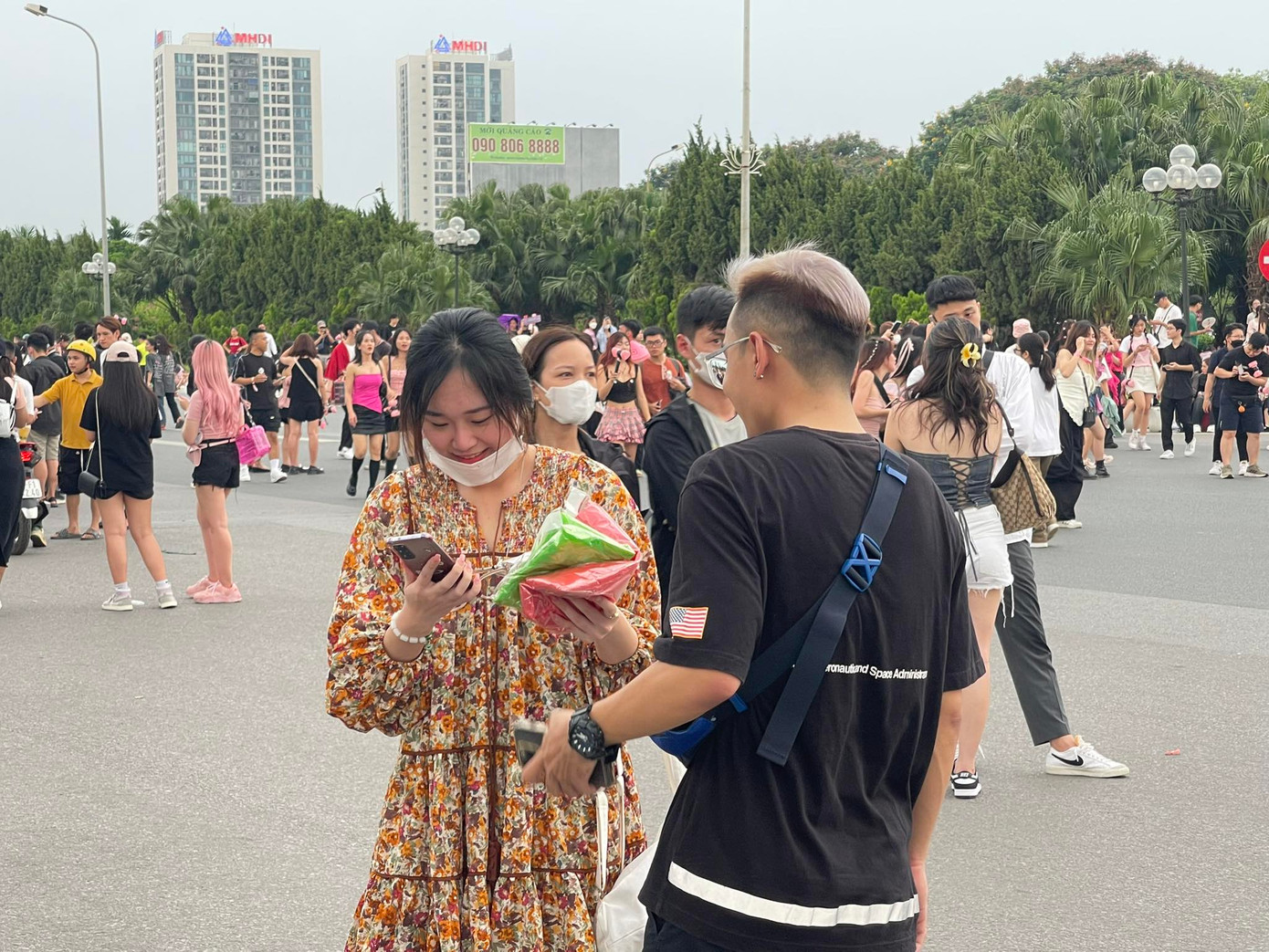 Fan mang theo áo mưa tiện lợi để sẵn sàng xếp hàng dưới mưa. Ảnh: Hà Trang.