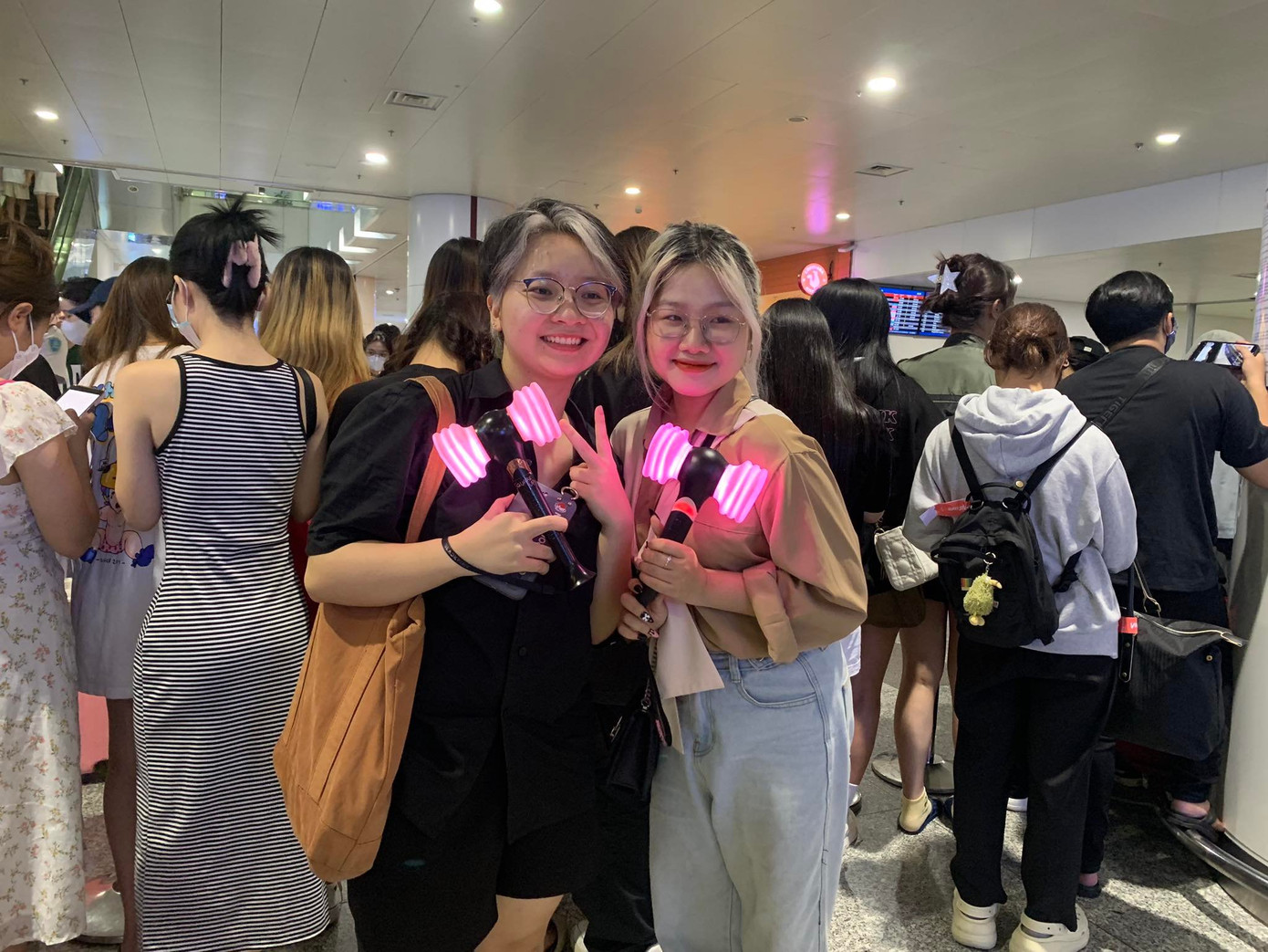 Có mặt tại sân bay Nội Bài, hai bạn trẻ Quỳnh và Dương cho biết đã chạy xe máy từ nội thành lên để chờ đón thần tượng. Cả hai đều là fan nhiệt thành của BlackPink. Quỳnh từng xem concert tại Singapore, còn Dương "đu idol" tận Singapore. Dù vậy, họ vẫn hào hứng khi BlackPink đến Việt Nam.