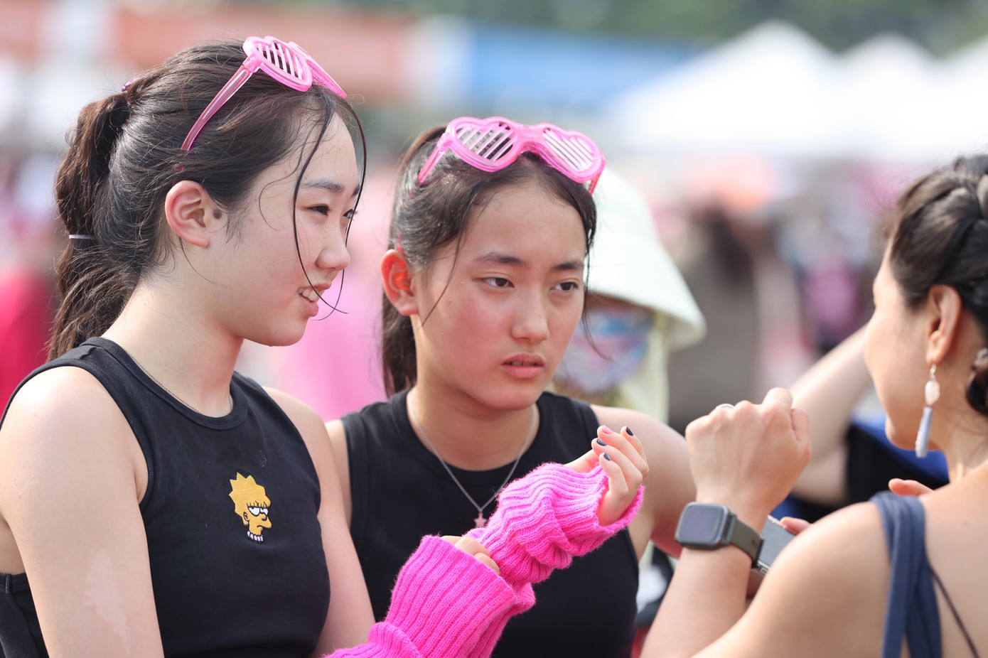 Trời nắng nóng khiến ai cũng mướt mải mồ hôi. Tuy nhiên, chút khó chịu không làm ảnh hưởng đến tinh thần Blink. Có fan nữ mang cả găng tay len để đúng phong cách đen - hồng. Trời nắng nóng khiến ai cũng mướt mải mồ hôi. Tuy nhiên, chút khó chịu không làm ảnh hưởng đến tinh thần Blink. Có fan nữ mang cả găng tay len để đúng phong cách đen - hồng.