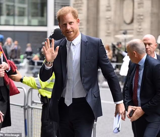 Nhiều điểm bất hợp lý trong lời khai của Harry. Ảnh: WireImage. Nhiều điểm bất hợp lý trong lời khai của Harry. Ảnh: WireImage.