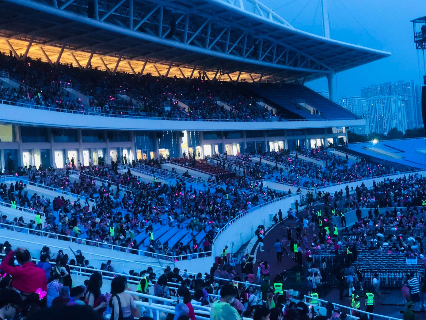 Khoảng 1h trước khi đêm diễn bắt đầu, trời "chiều lòng người" tạnh mưa. Khán giả bắt đầu ổn định chỗ ngồi. Khoảng 1h trước khi đêm diễn bắt đầu, trời "chiều lòng người" tạnh mưa. Khán giả bắt đầu ổn định chỗ ngồi.