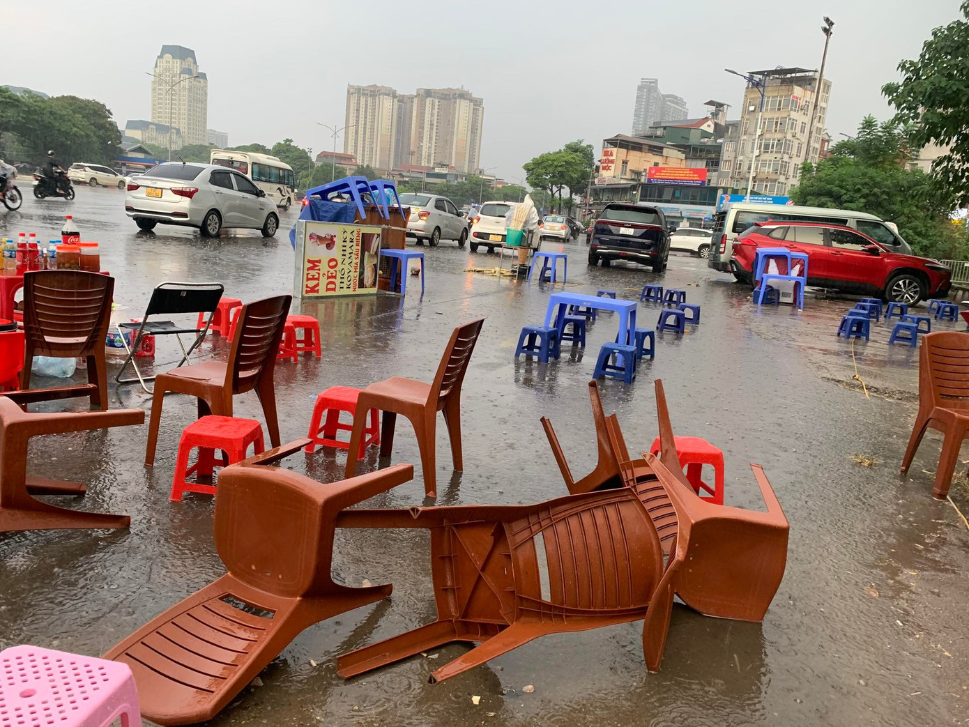 Gió và mưa to khiến bàn ghế, biển quán hàng đổ ngã la liệt.