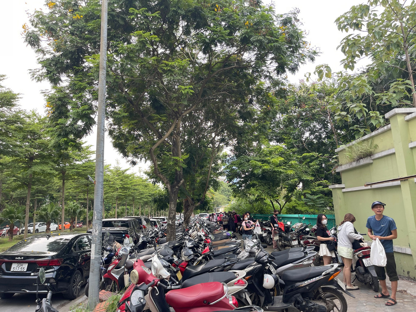 Dù được thông báo BTC có bãi giữ xe riêng, nhưng nhiều người vẫn tìm đến các bãi giữ xe ngoài với mức giá "chặt chém" từ 50.000-70.000 đồng. Dù được thông báo BTC có bãi giữ xe riêng, nhưng nhiều người vẫn tìm đến các bãi giữ xe ngoài với mức giá "chặt chém" từ 50.000-70.000 đồng.