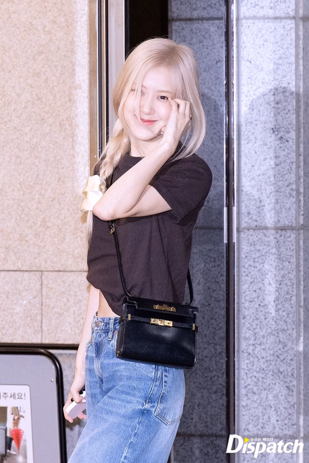 Động tác làm nửa trái tim cùng nụ cười ngọt ngào của nữ idol sinh năm 1997 khiến cư dân mạng "bấn loạn" vì quá dễ thương.